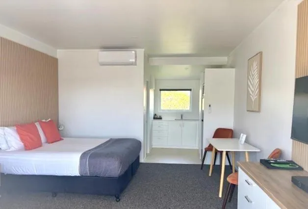 Photo of the whole room, Bed in Parkside Motel and Apartments