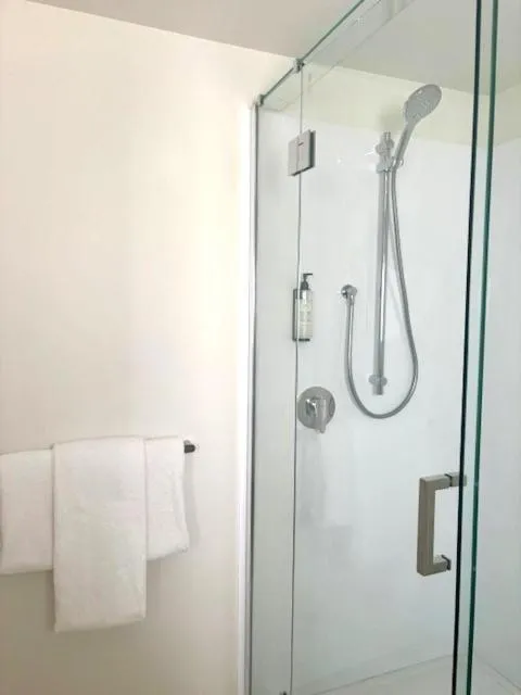 Shower in Parkside Motel and Apartments