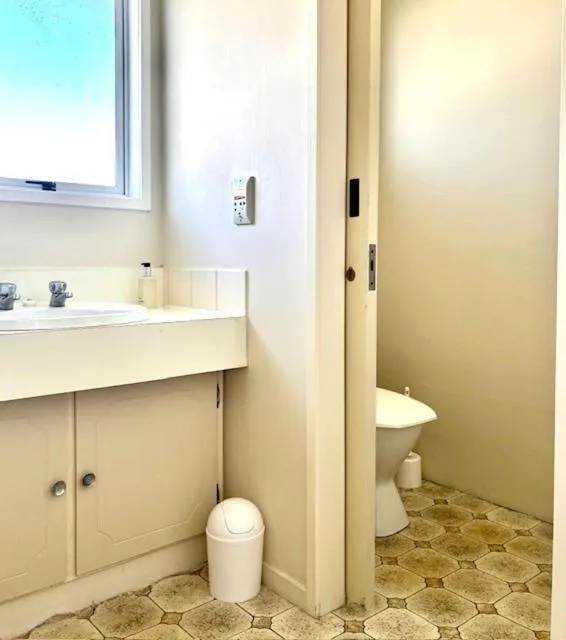 Bathroom in Parkside Motel and Apartments