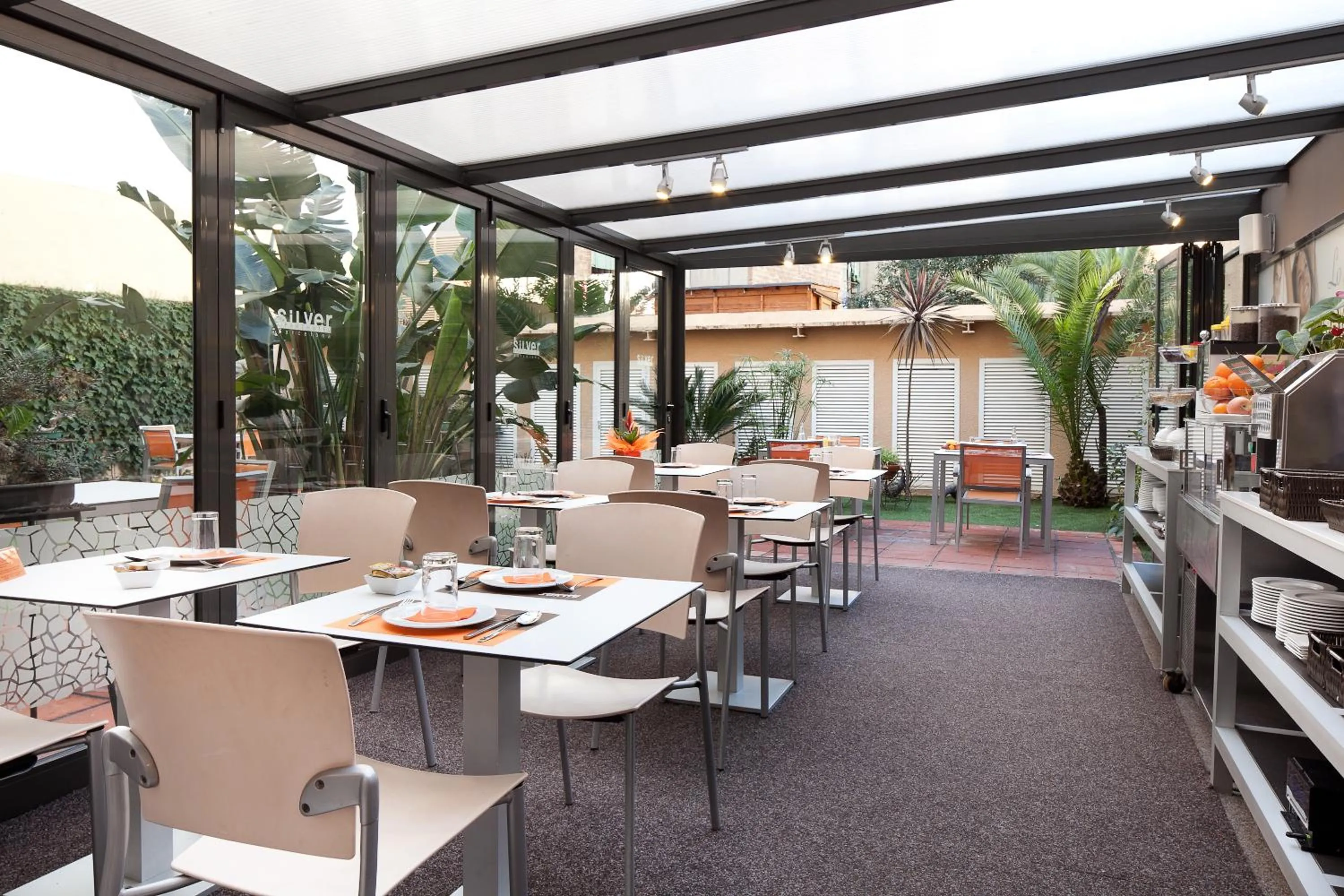 Restaurant/places to eat in Aparthotel Silver