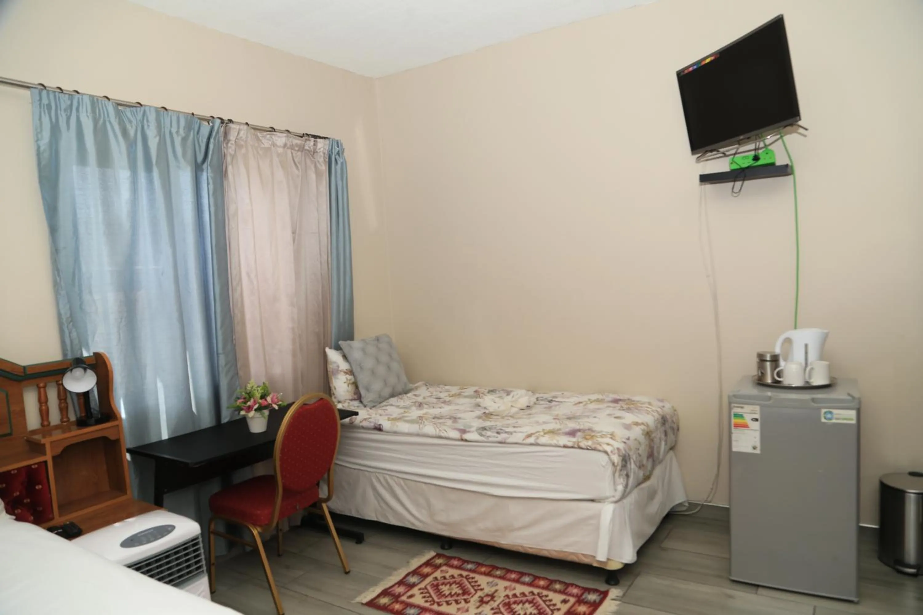 TV and multimedia in Coco Palm Bed & Breakfast