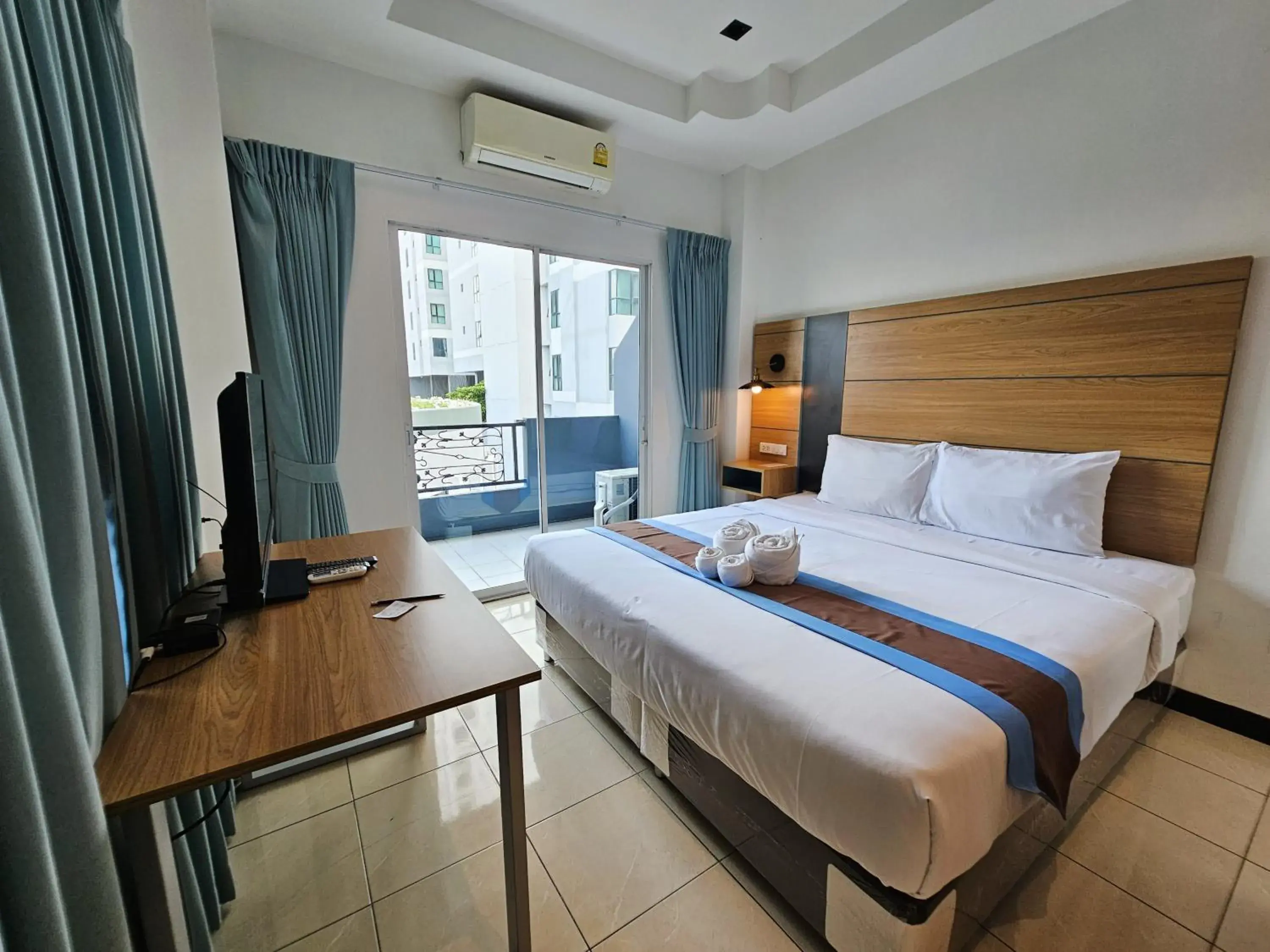 Double Room with Balcony in The Base Inn Pattaya Double Room with Balcony in The Base Inn Pattaya
