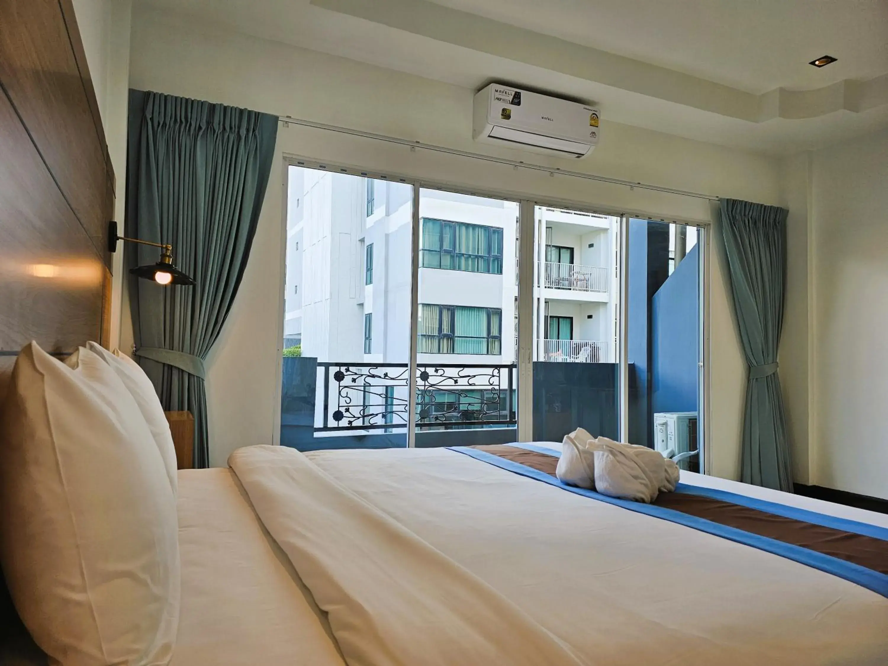 Deluxe Double Room with Balcony in The Base Inn Pattaya Deluxe Double Room with Balcony in The Base Inn Pattaya