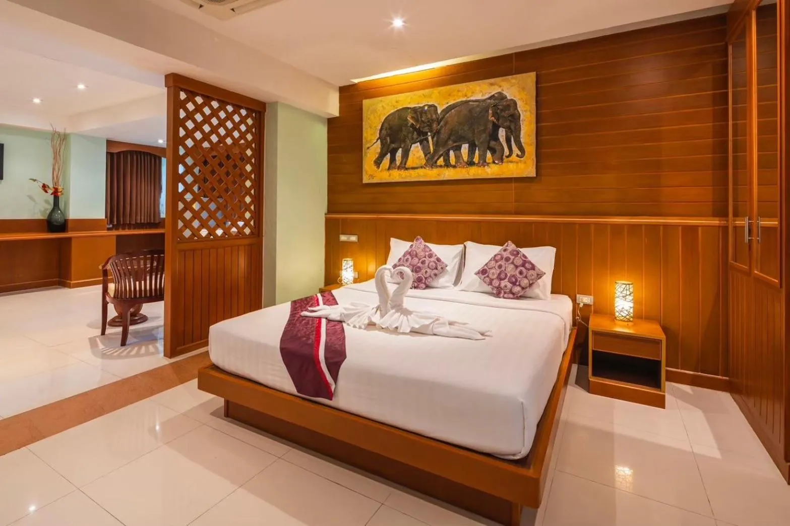 Photo of the whole room, Bed in Sun Shine Patong