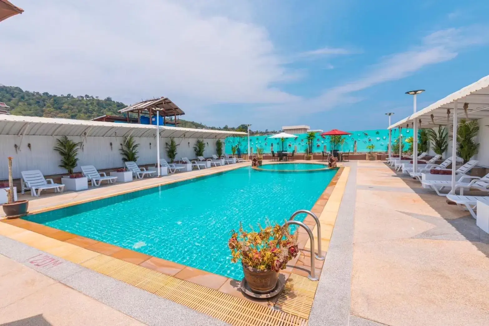 Swimming pool in Sun Shine Patong Swimming pool in Sun Shine Patong