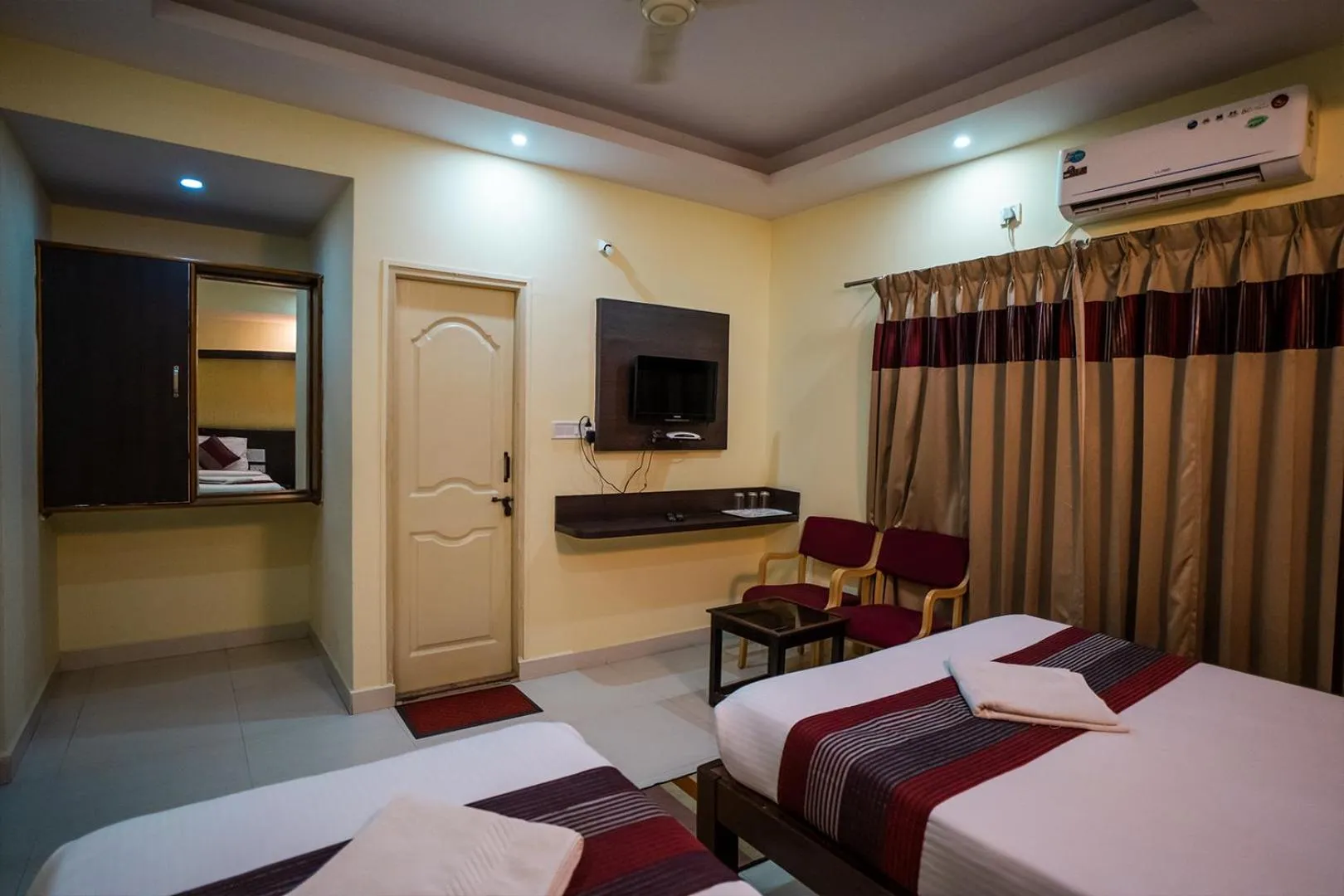 Bed in HOTEL PRAKAASH COMFORTS