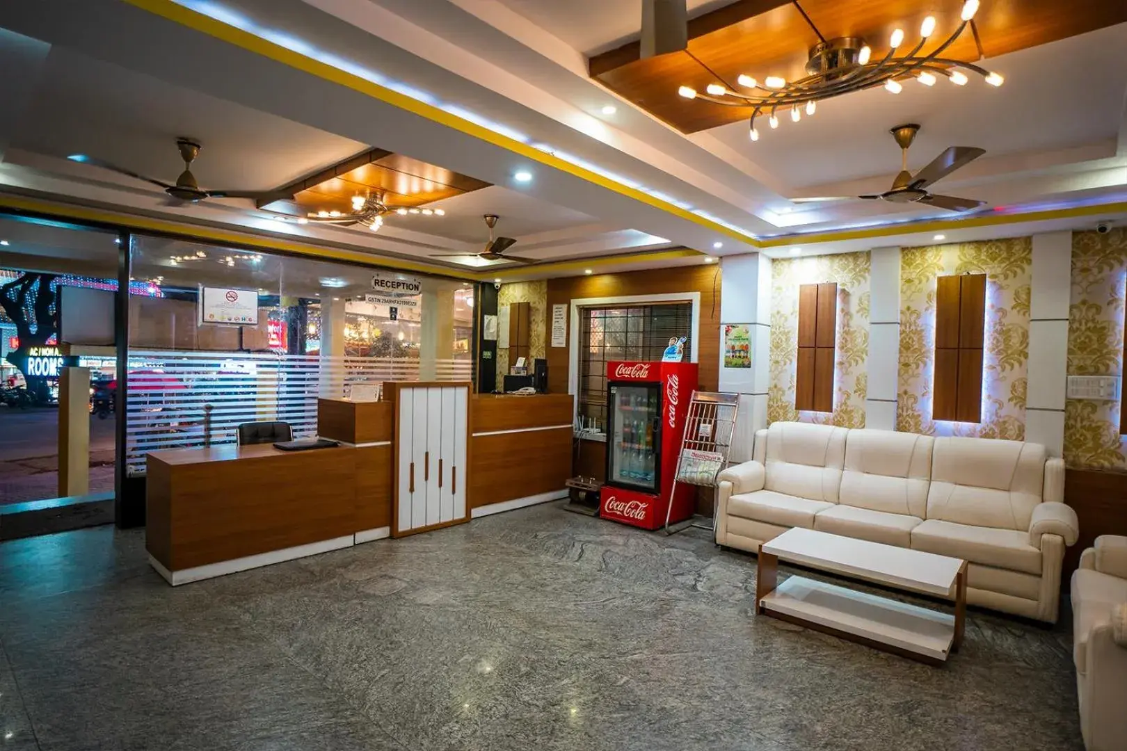 Lobby or reception in HOTEL PRAKAASH COMFORTS Lobby or reception in HOTEL PRAKAASH COMFORTS