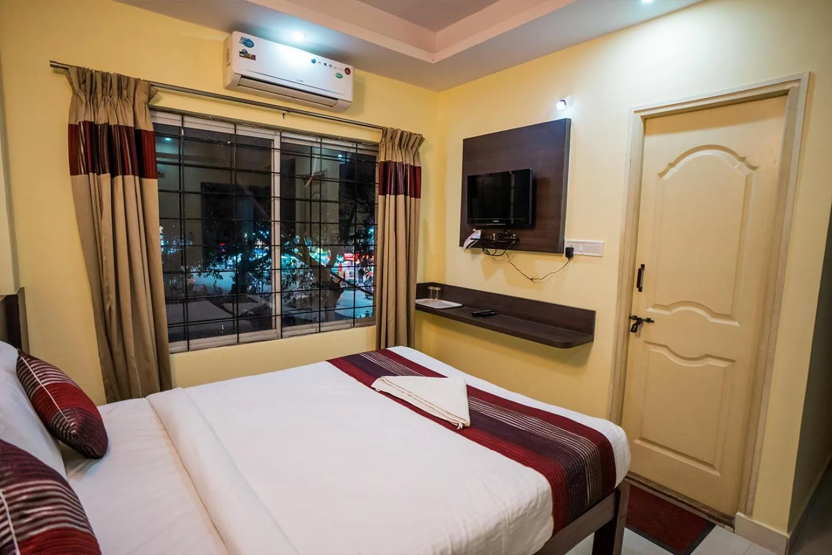 Bed in HOTEL PRAKAASH COMFORTS