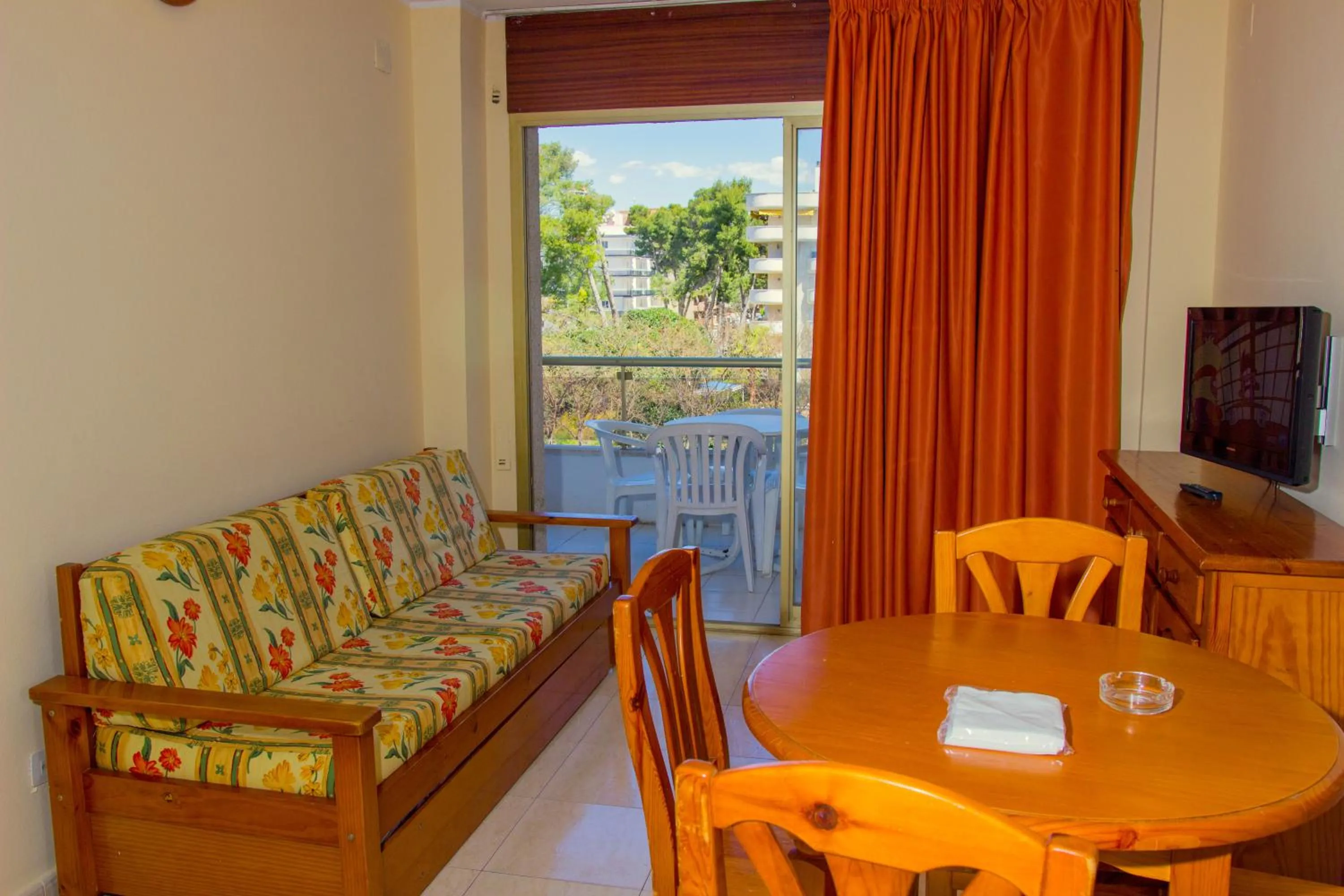 Dining area in Rentalmar Arquus Park