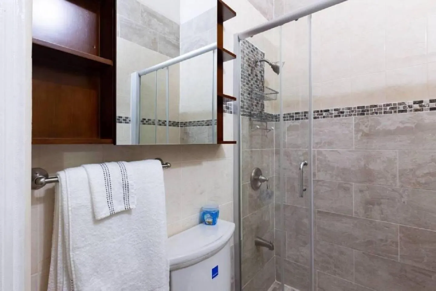Bathroom in Loft - Sleeps 4 - Parking - Balcony