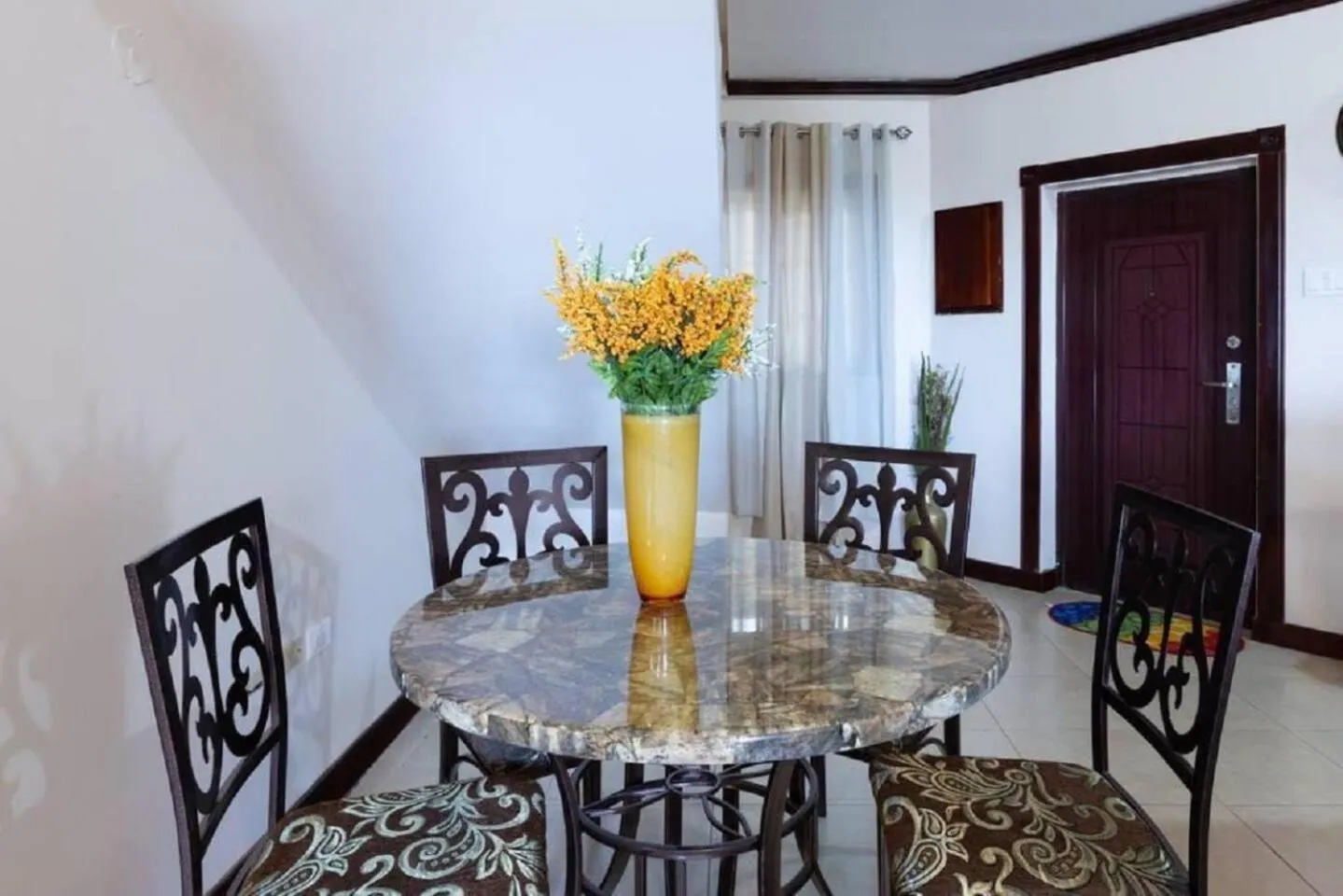 Photo of the whole room in Loft - Sleeps 4 - Parking - Balcony