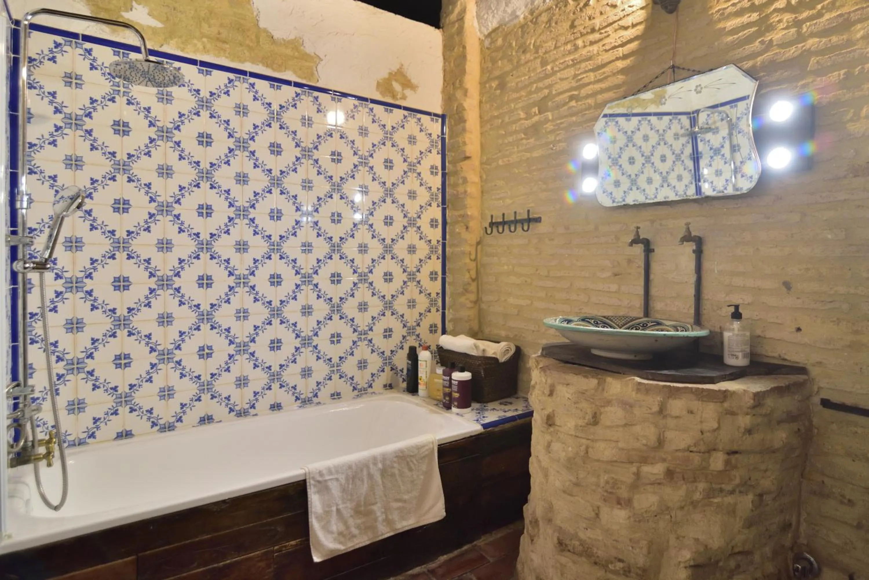 Shower in Casa Tenorio Barrio de Santa Cruz