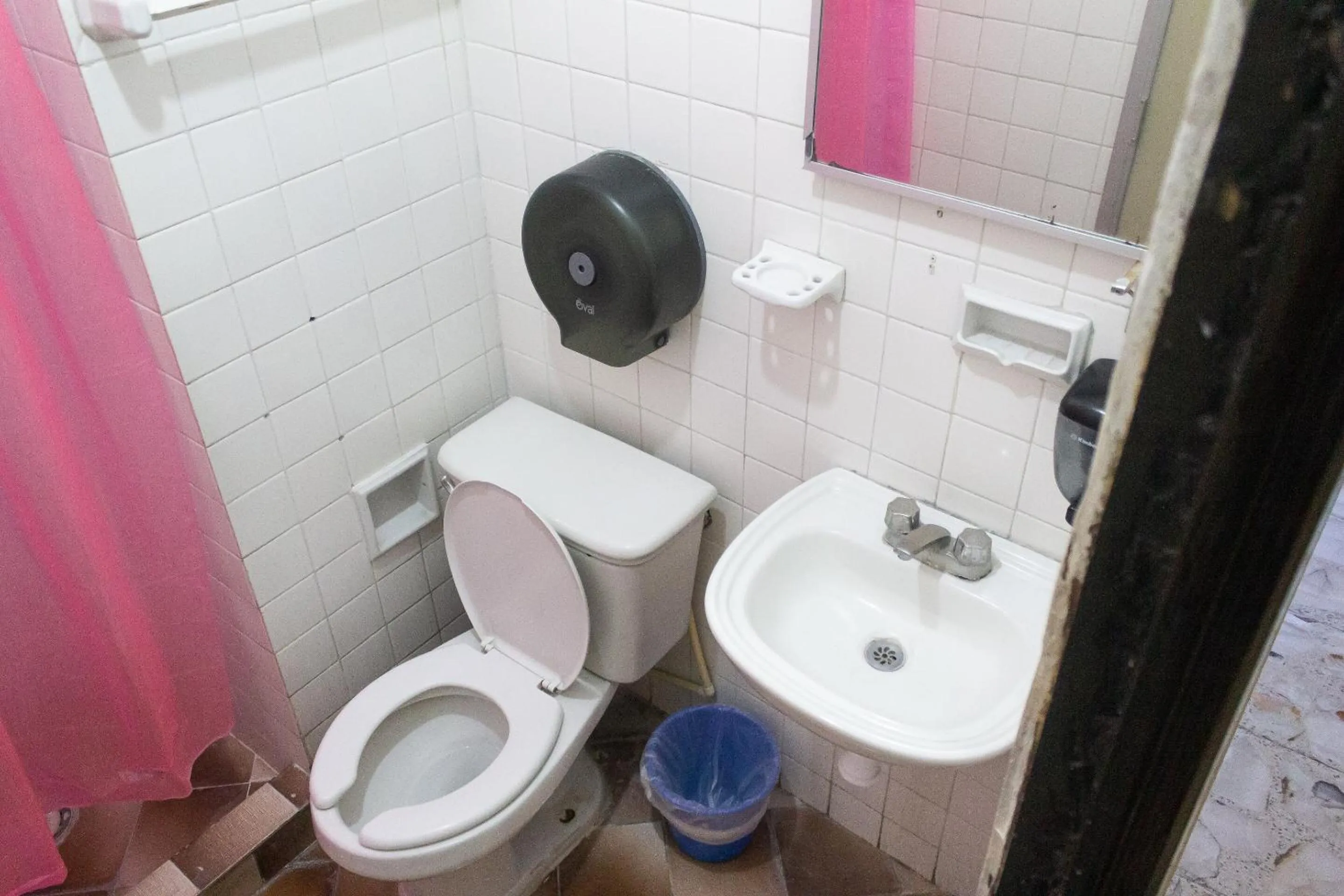 Bathroom in OYO Hotel Colón, Plaza Bicentenario, Zacatecas Centro