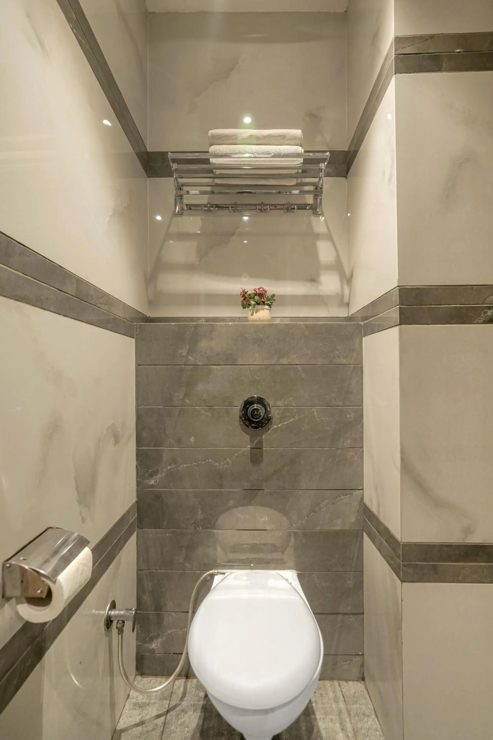 Shower in Hotel Global Inn