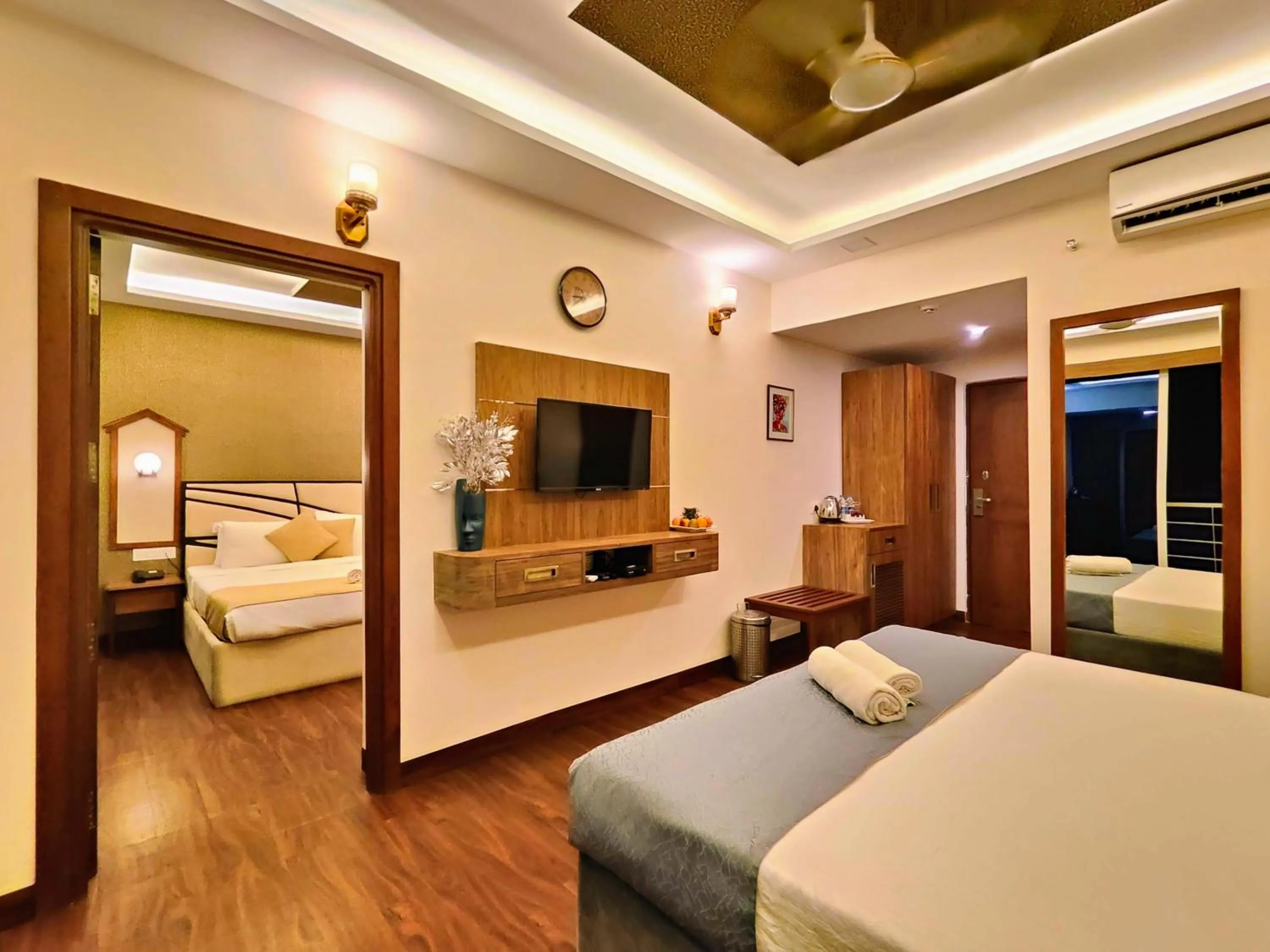 Communal lounge/ TV room, Bed in Vagator Downtown By VDP