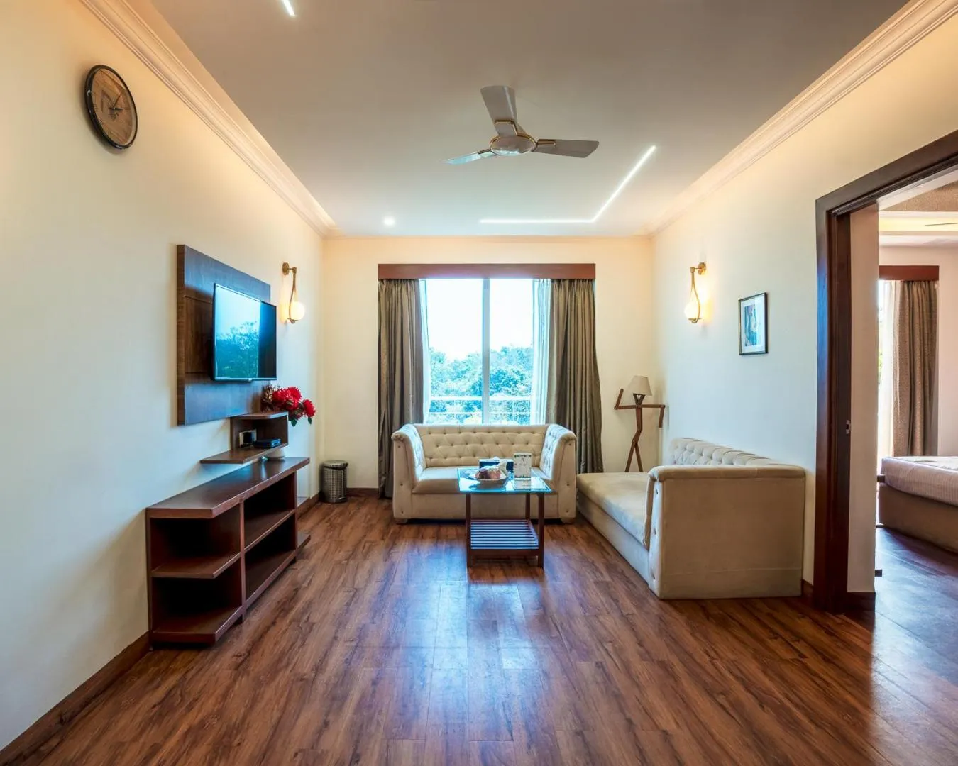 Communal lounge/ TV room in Vagator Downtown By VDP