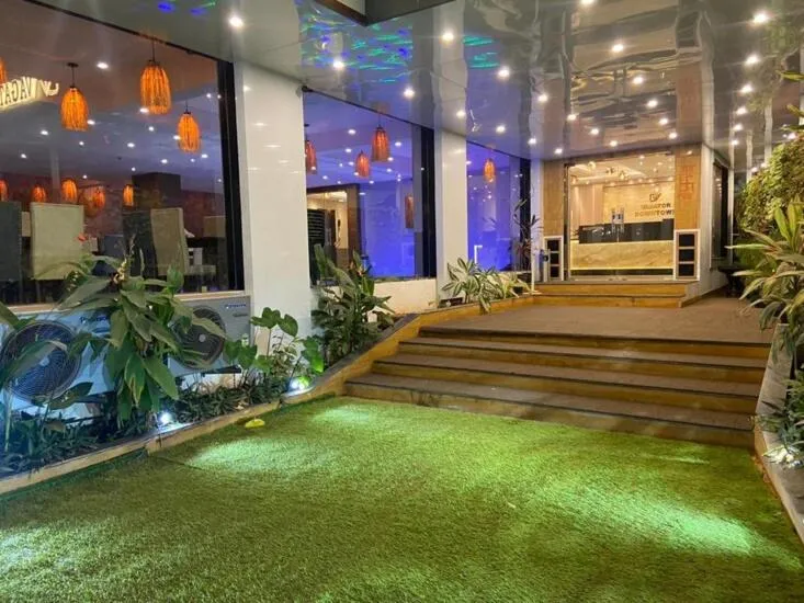 Facade/entrance in Vagator Downtown By VDP