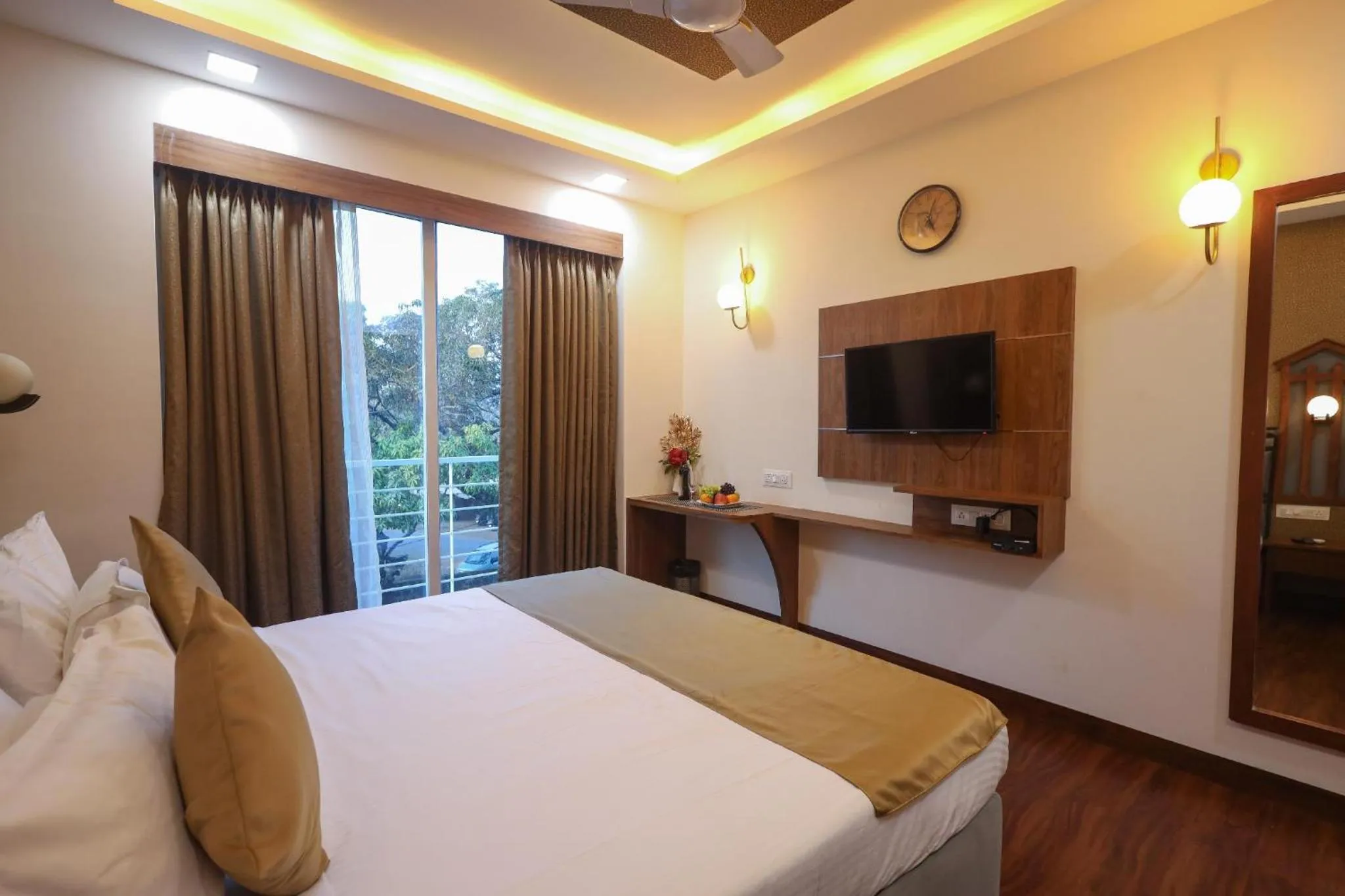 Communal lounge/ TV room, Bed in Vagator Downtown By VDP