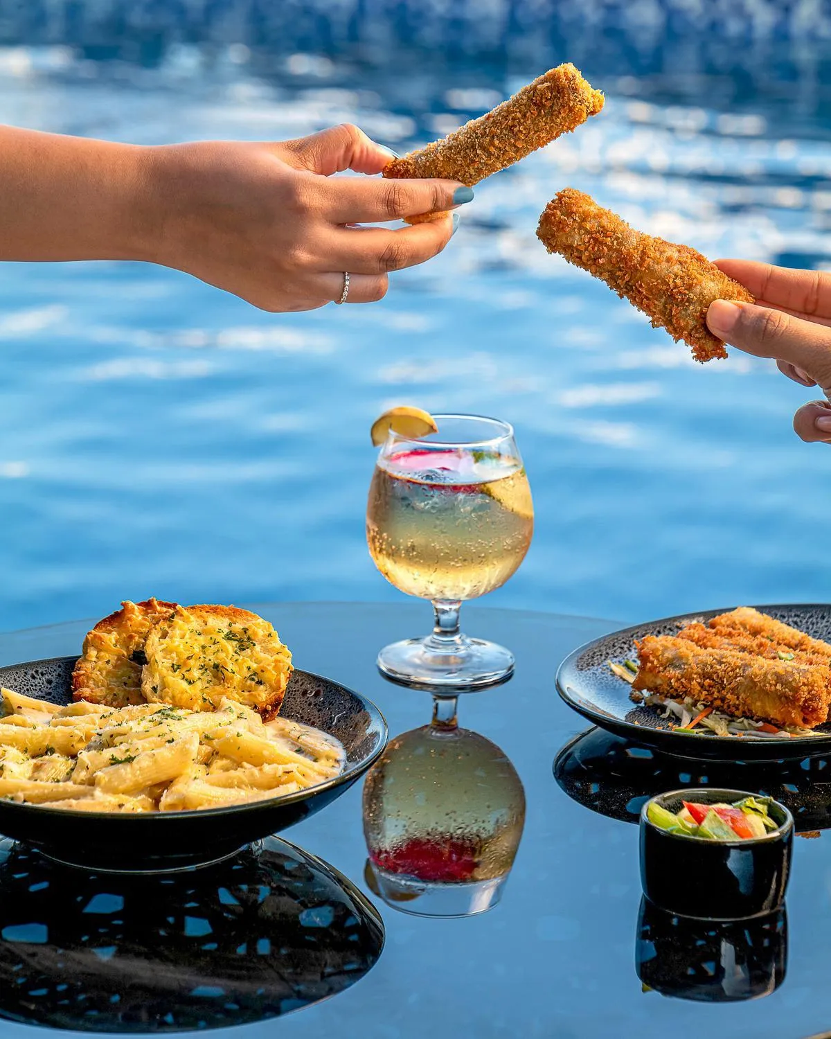 Lounge or bar in Vagator Downtown By VDP