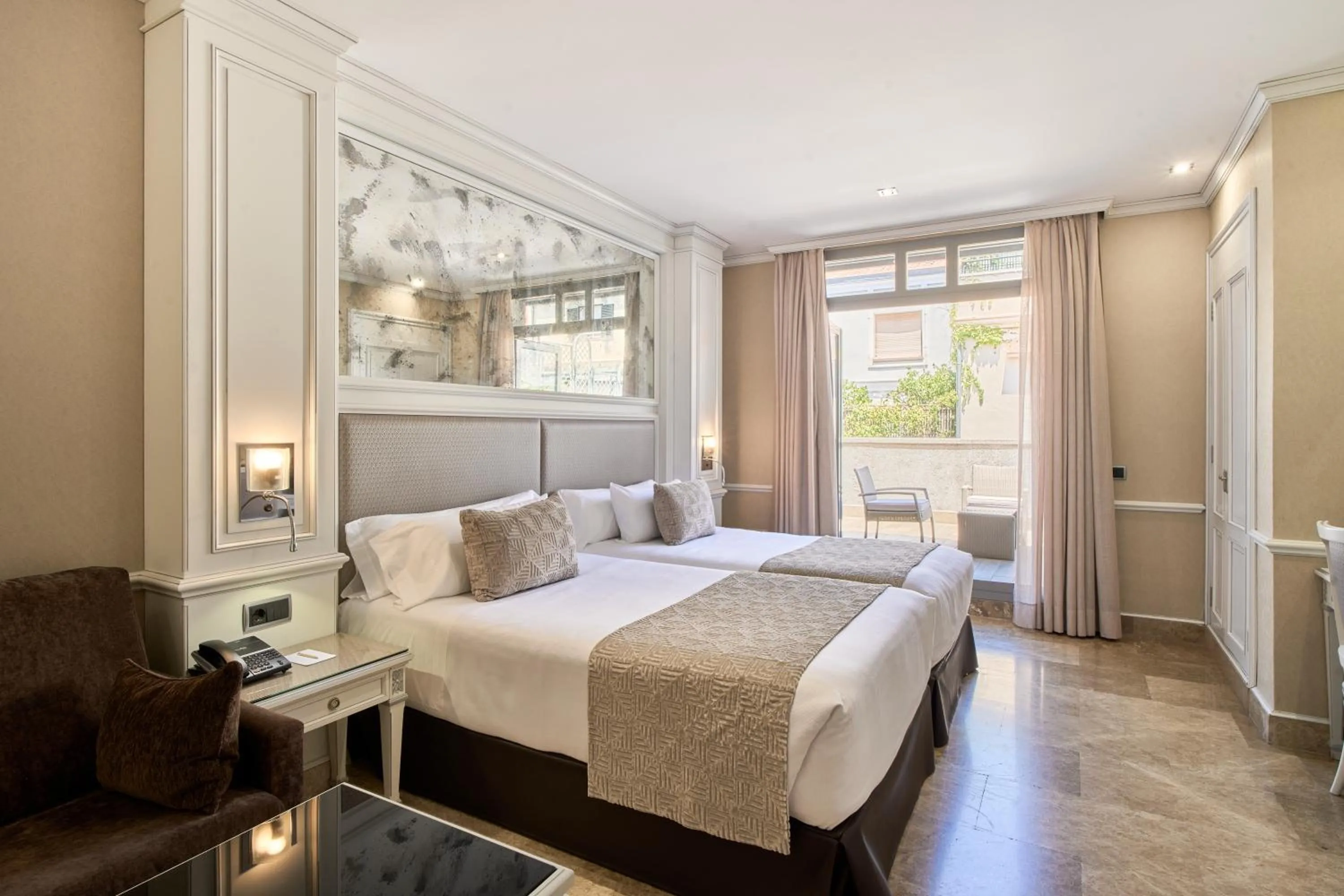 Photo of the whole room, Bed in VP Jardín de Recoletos