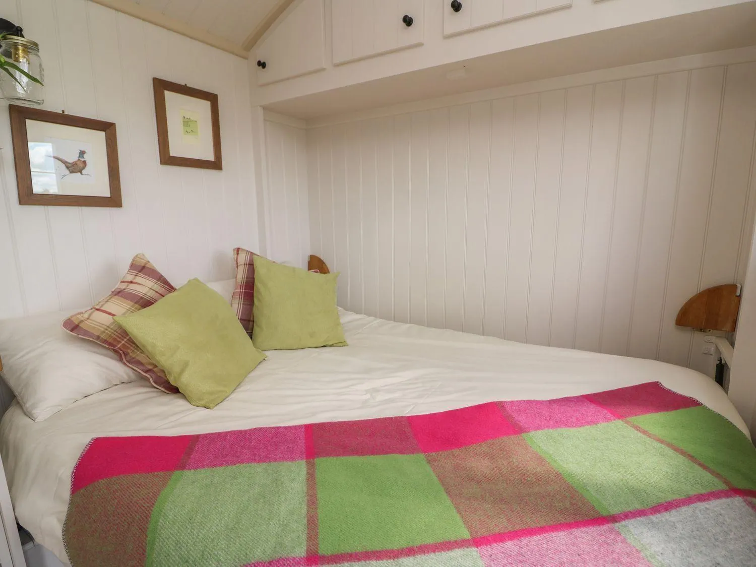 Property building, Bed in Shepherds View