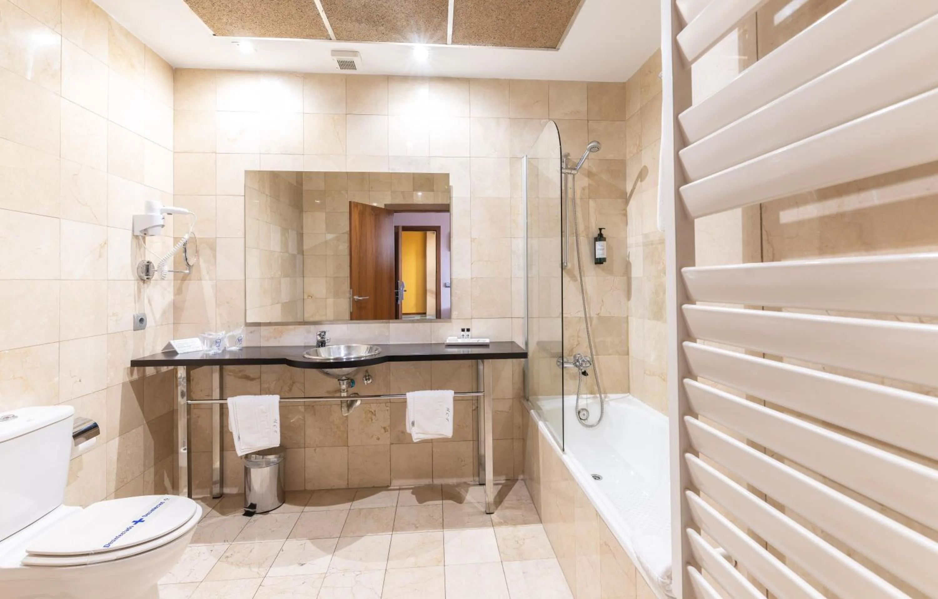 Bathroom in Hospedium Hotel Casino Del Tormes