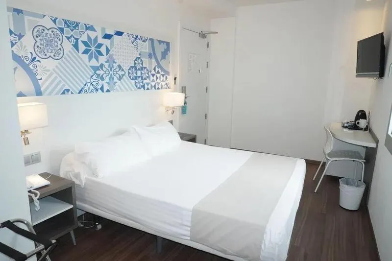 Photo of the whole room, Bed in Port Benidorm Hotel & Spa 4* Sup