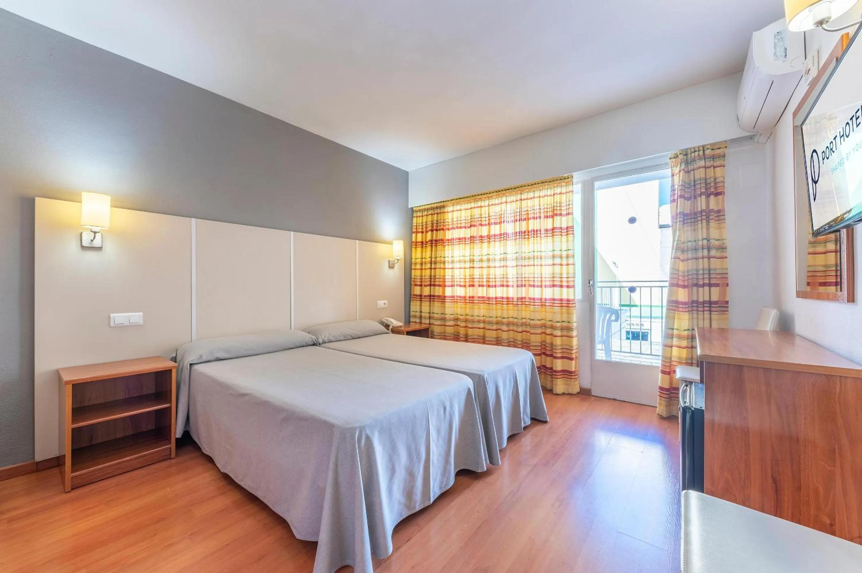 Photo of the whole room, Bed in Port Vista Oro