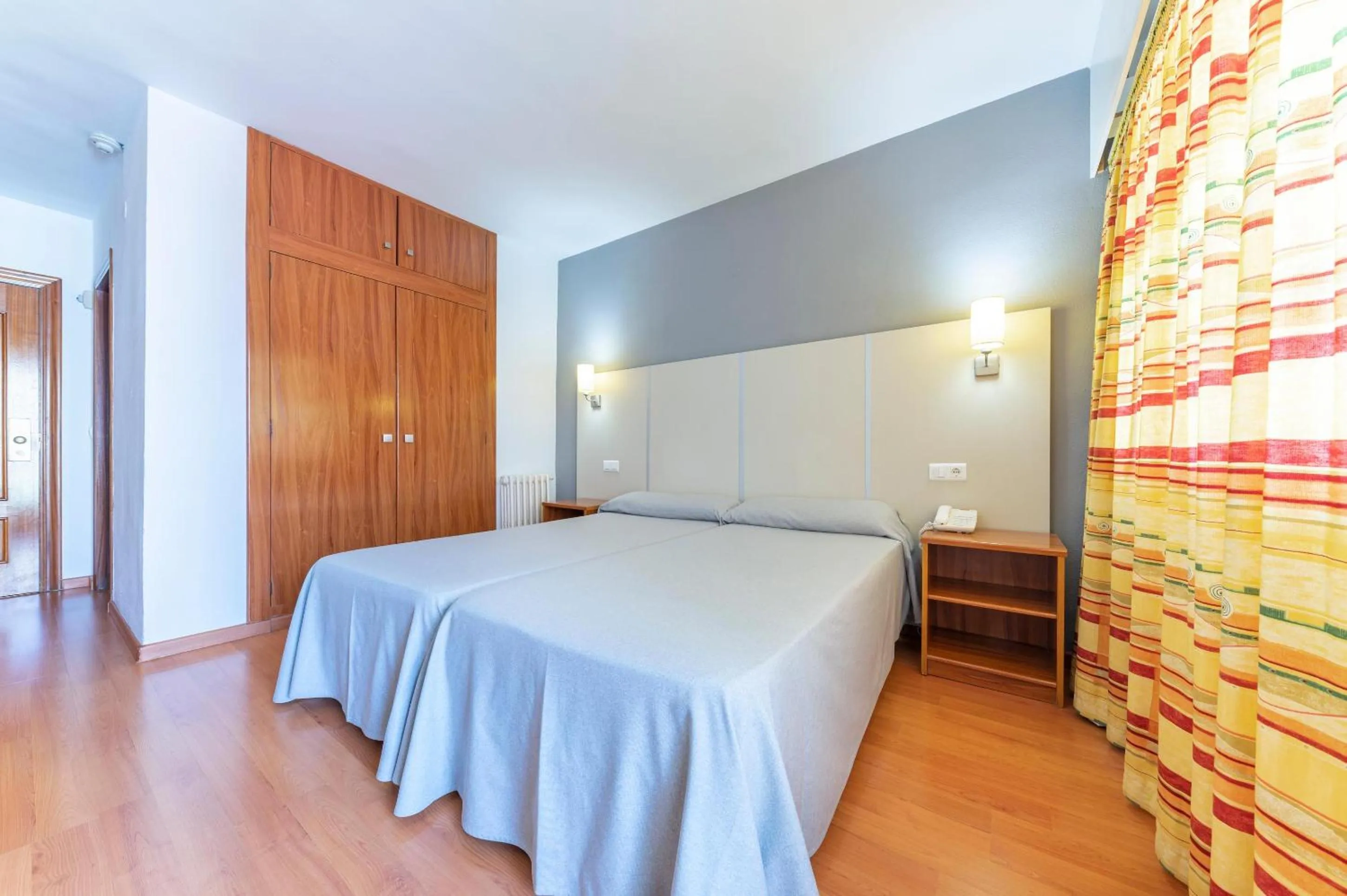 Photo of the whole room, Bed in Port Vista Oro