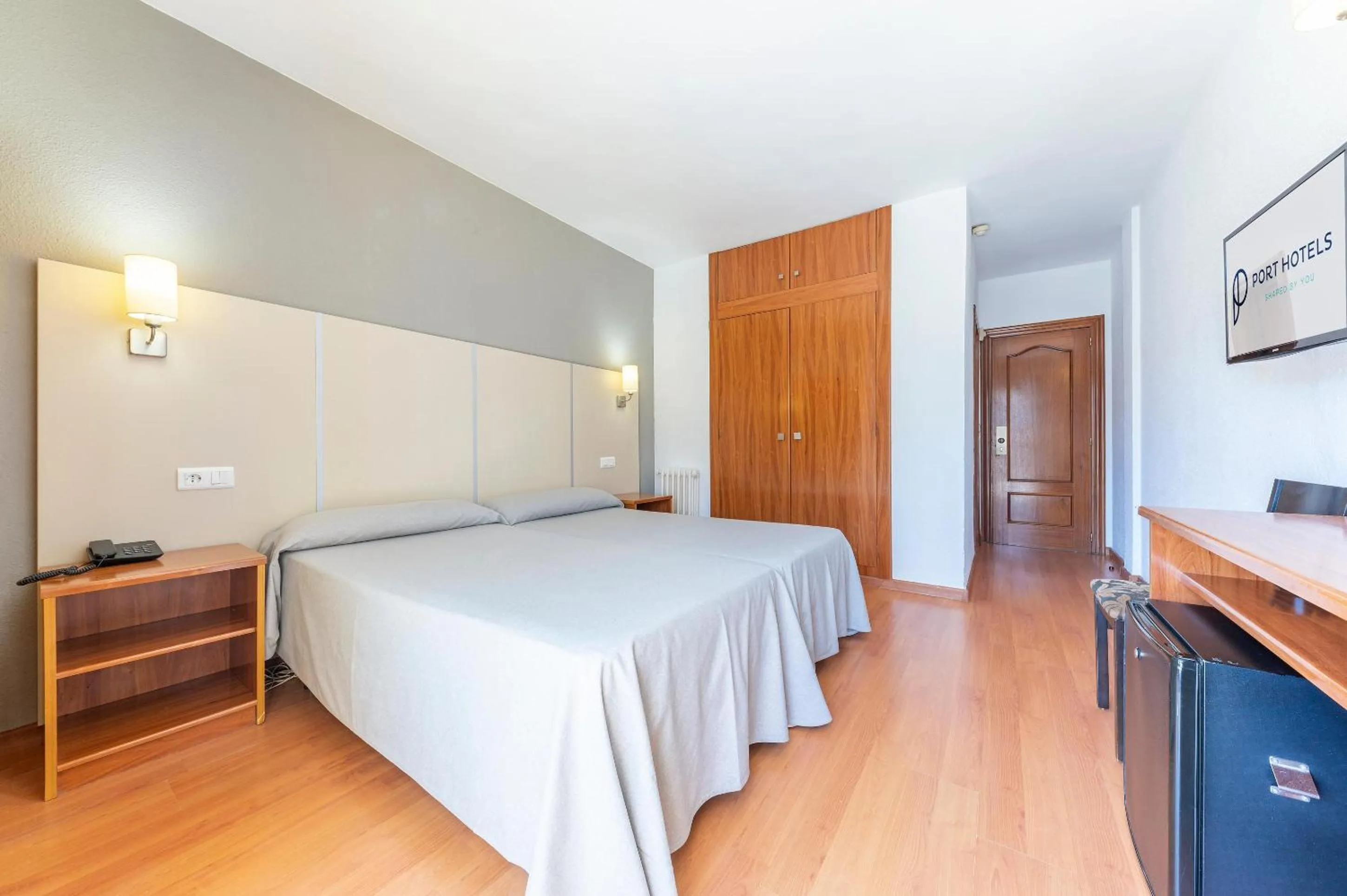 Photo of the whole room, Bed in Port Vista Oro