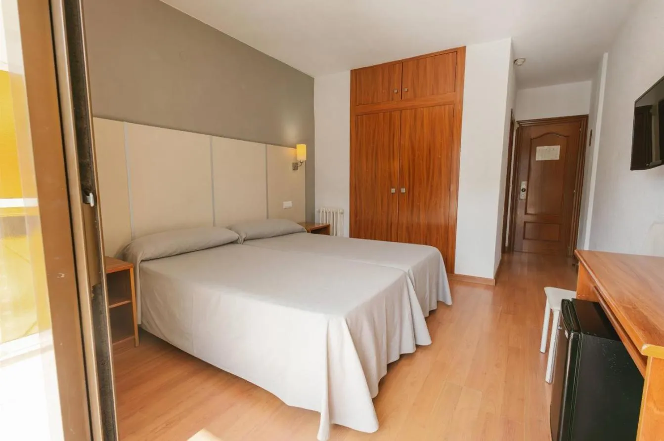 Photo of the whole room, Bed in Port Vista Oro