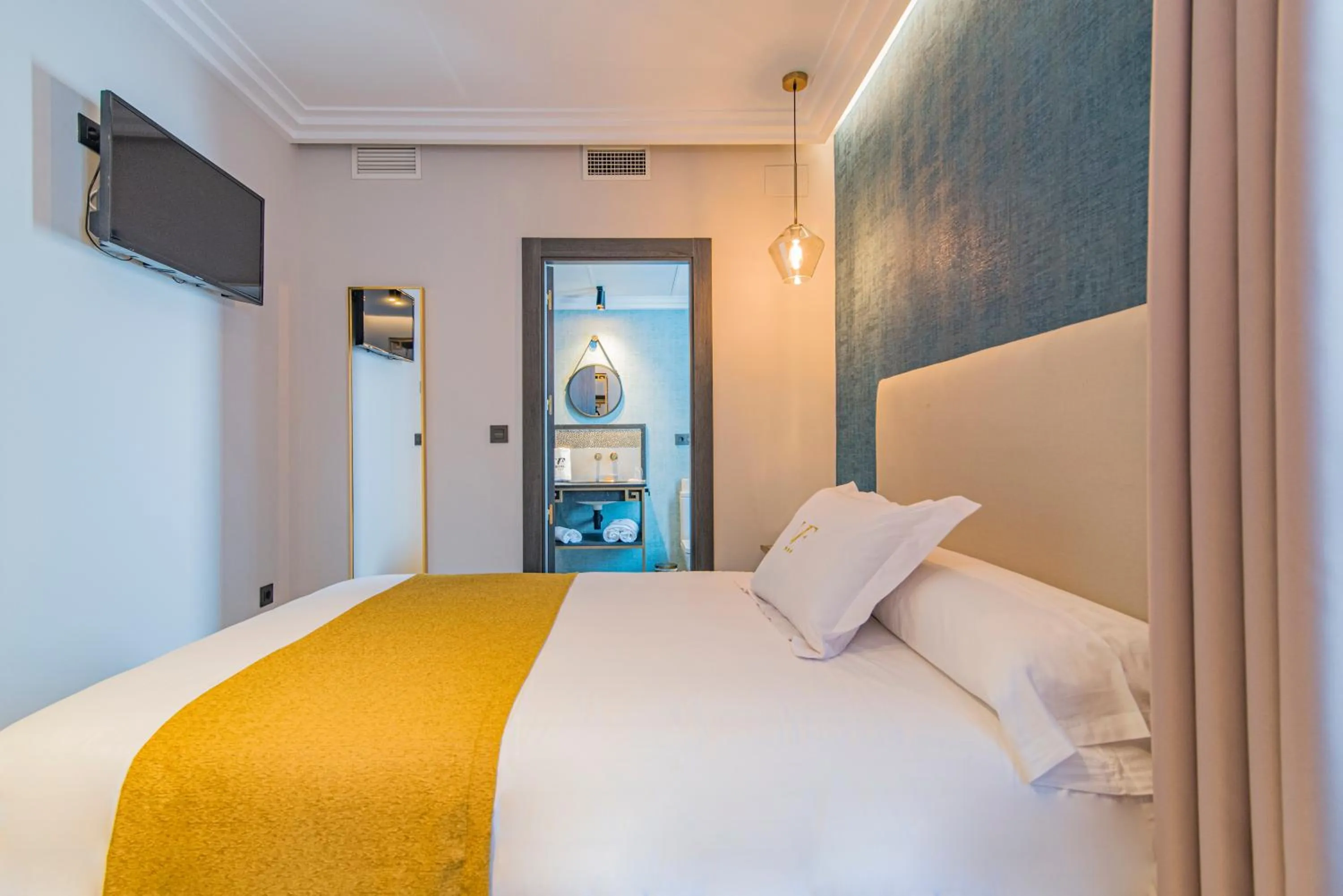 Toilet, Bed in VESCI FAVENTIA