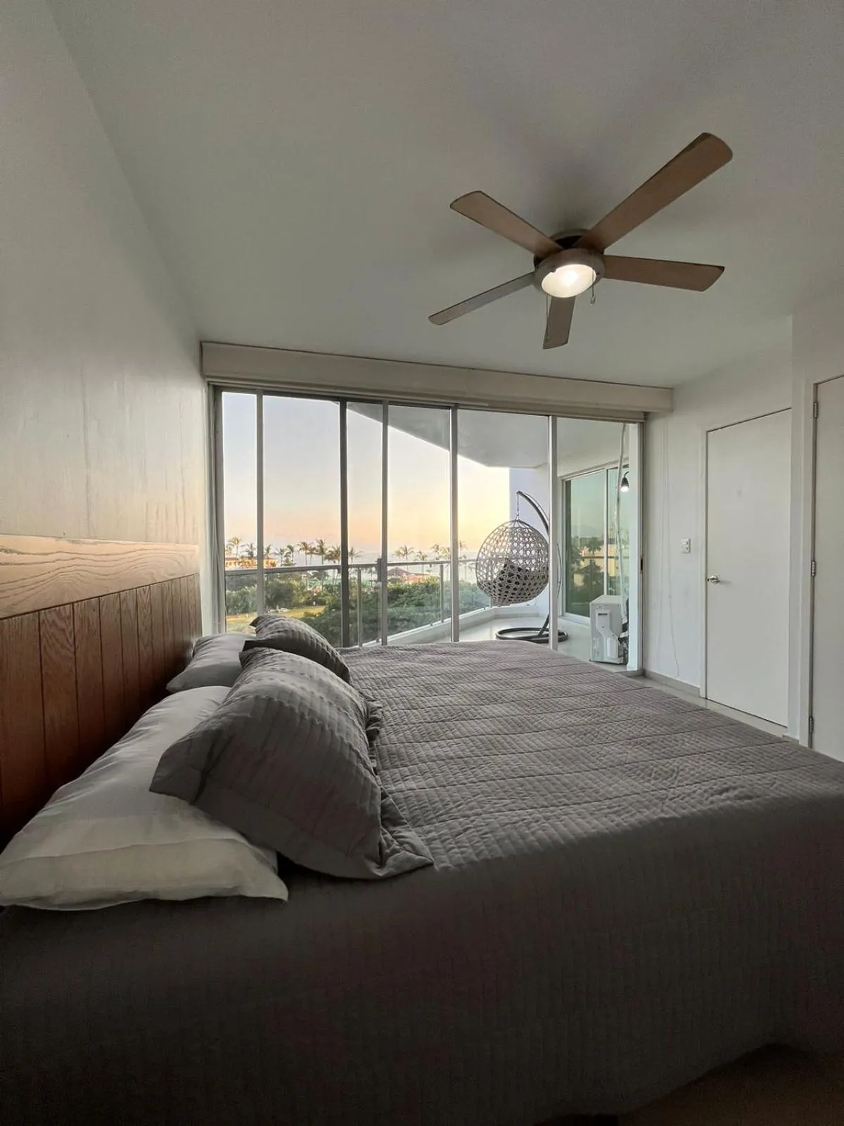 Photo of the whole room, Bed in AriaOcean#410