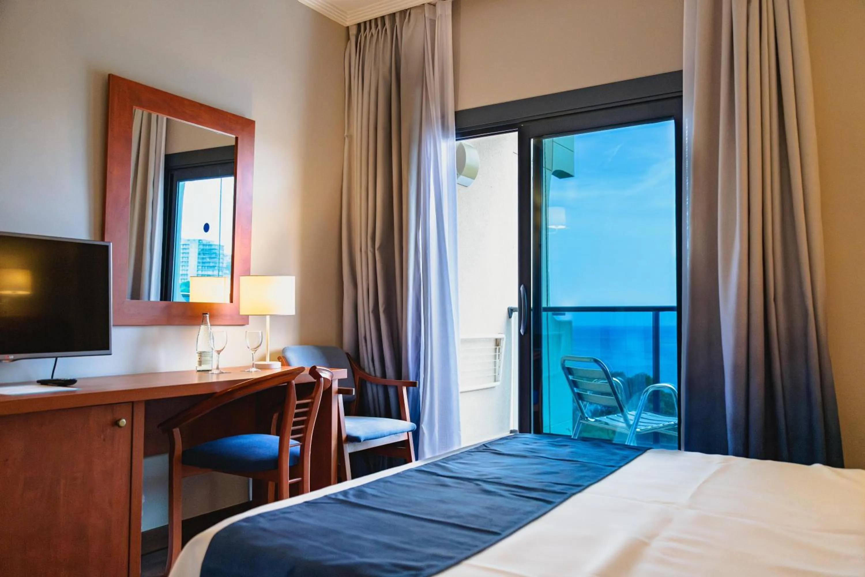 Photo of the whole room, Bed in Port Denia