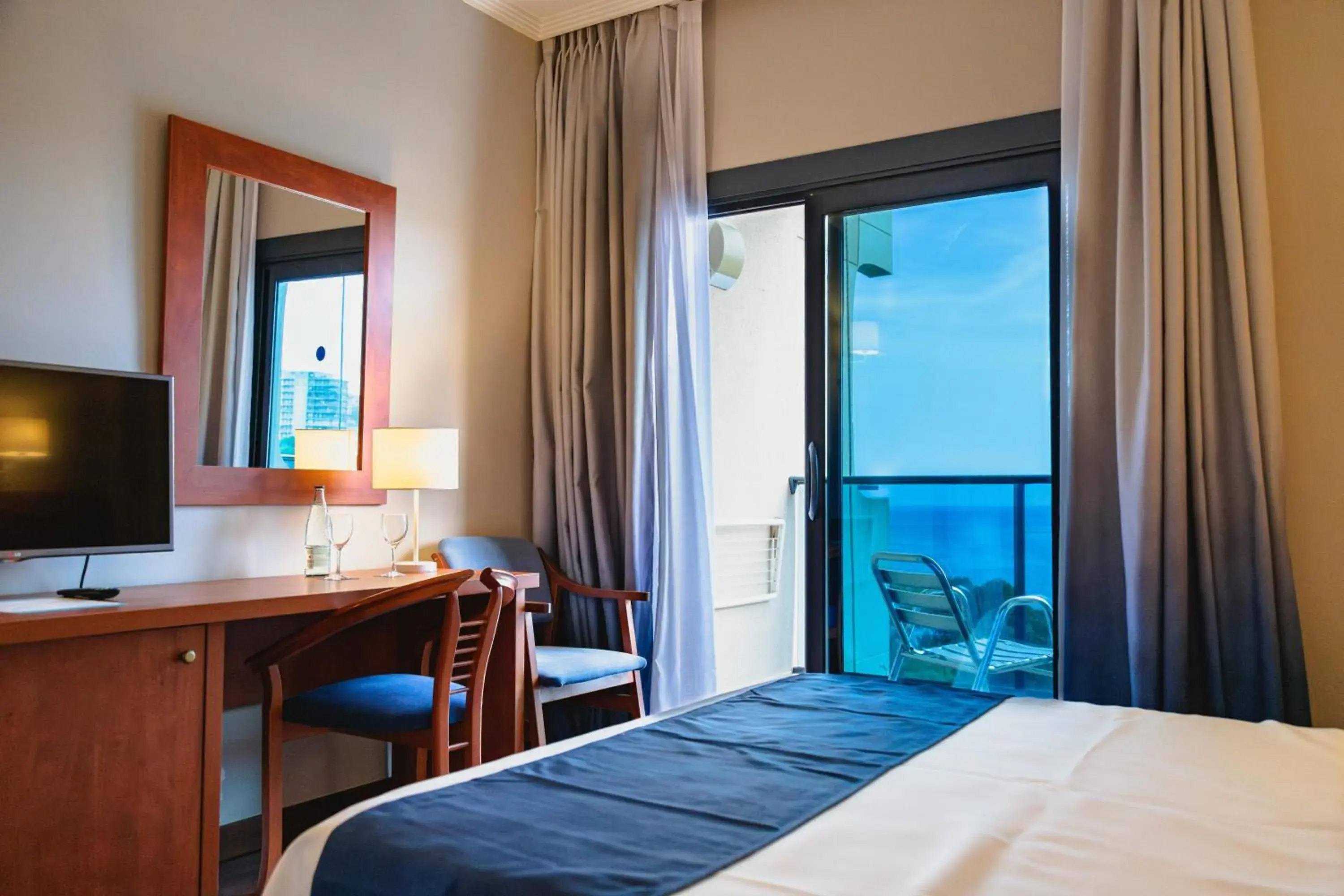 Photo of the whole room, Bed in Port Denia Photo of the whole room, Bed in Port Denia