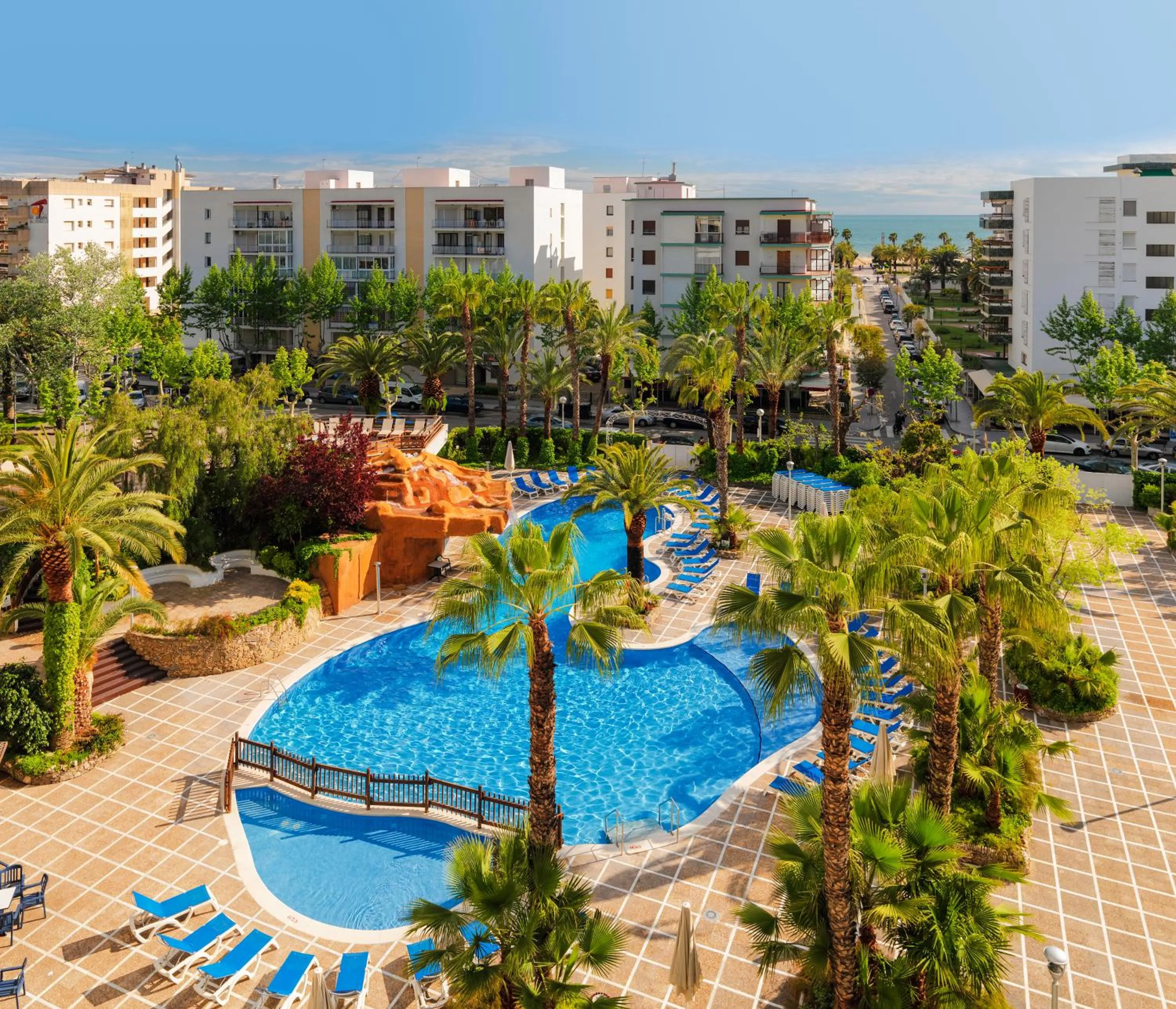 Swimming pool in H10 Salou Princess