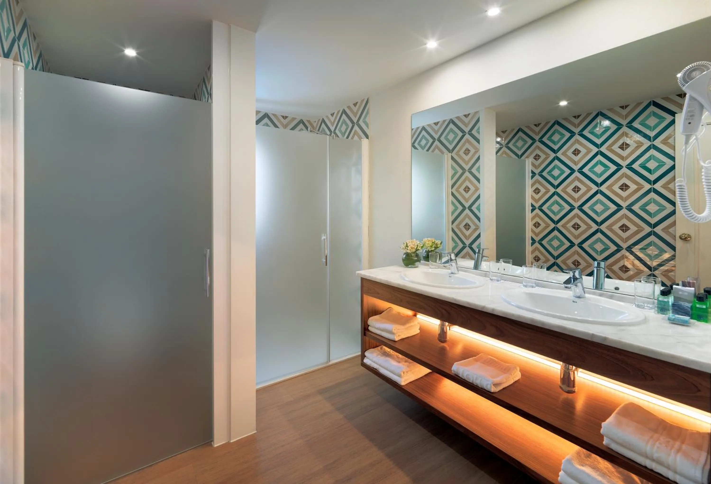 Public Bath, Bed in H10 Salou Princess