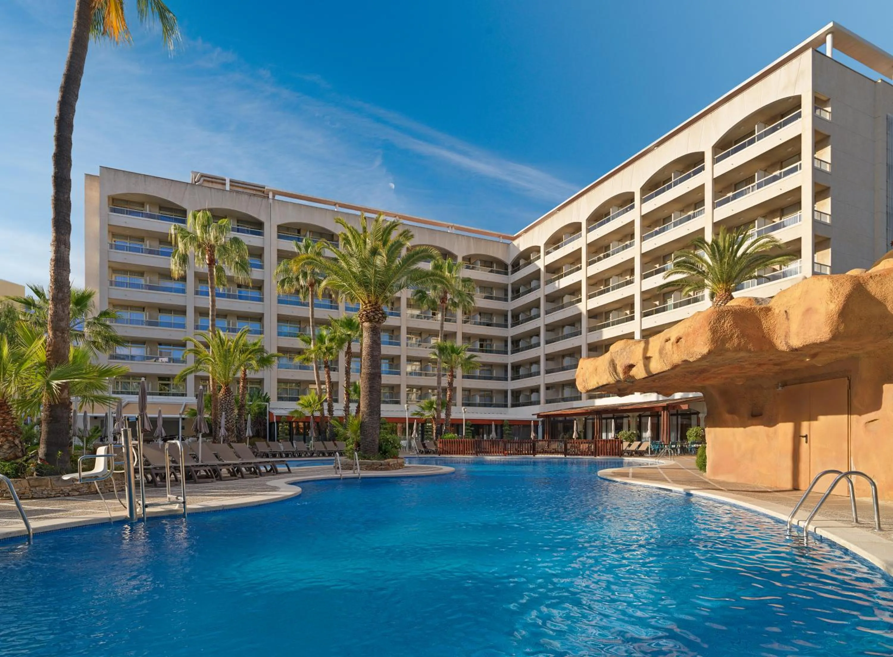 Swimming pool in H10 Salou Princess