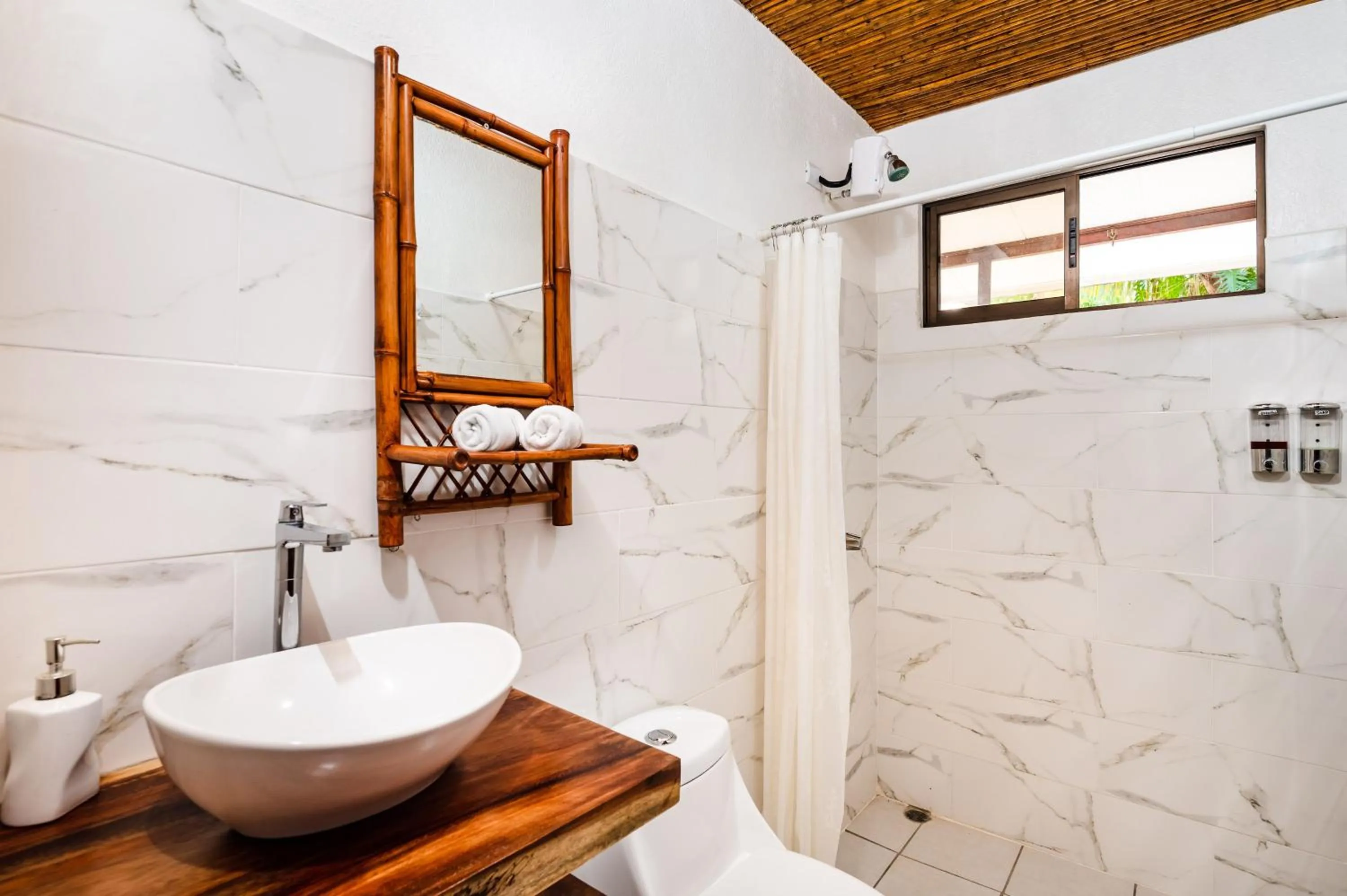 Shower in El Sueno Tropical