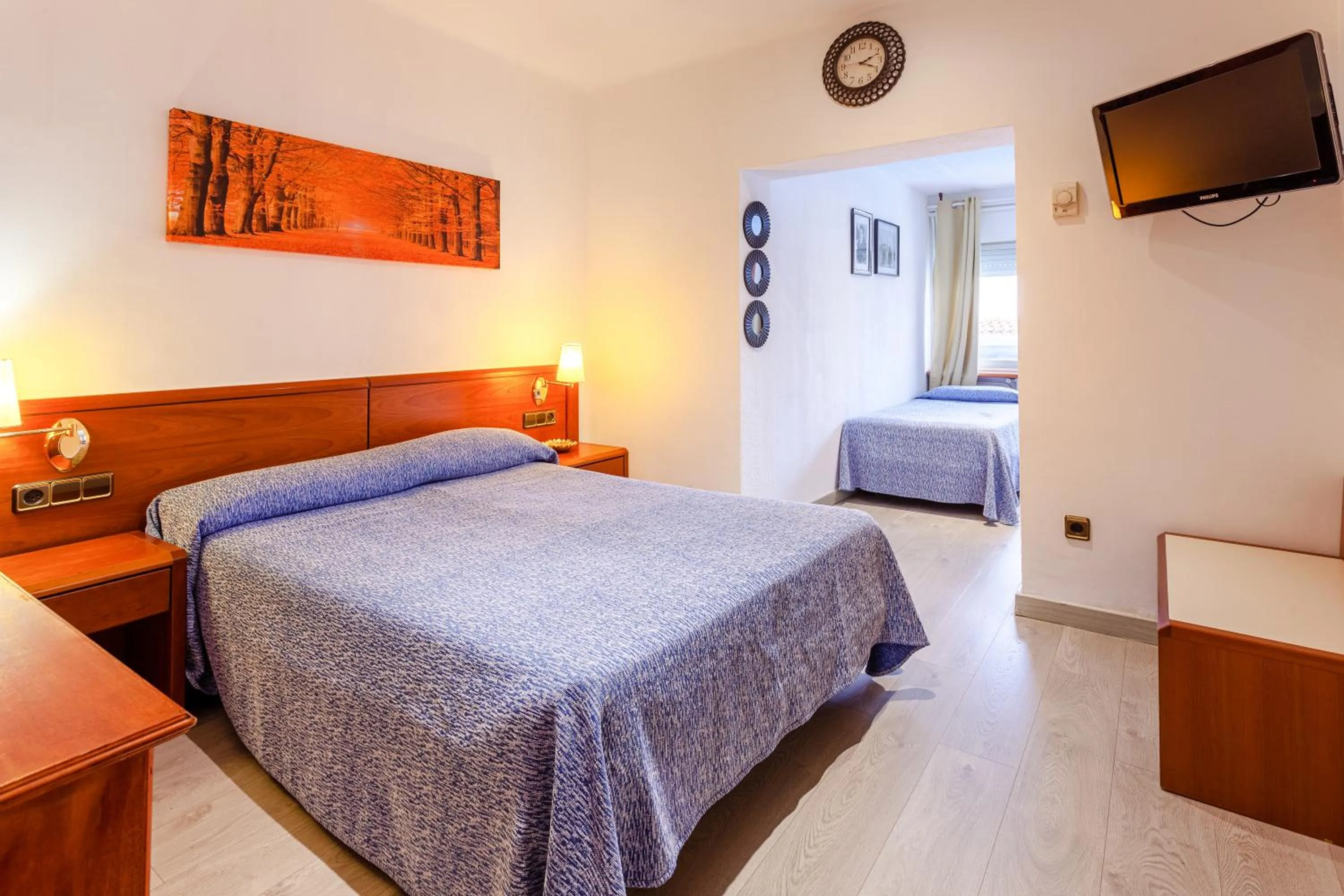 Communal lounge/ TV room, Bed in Checkin Travé