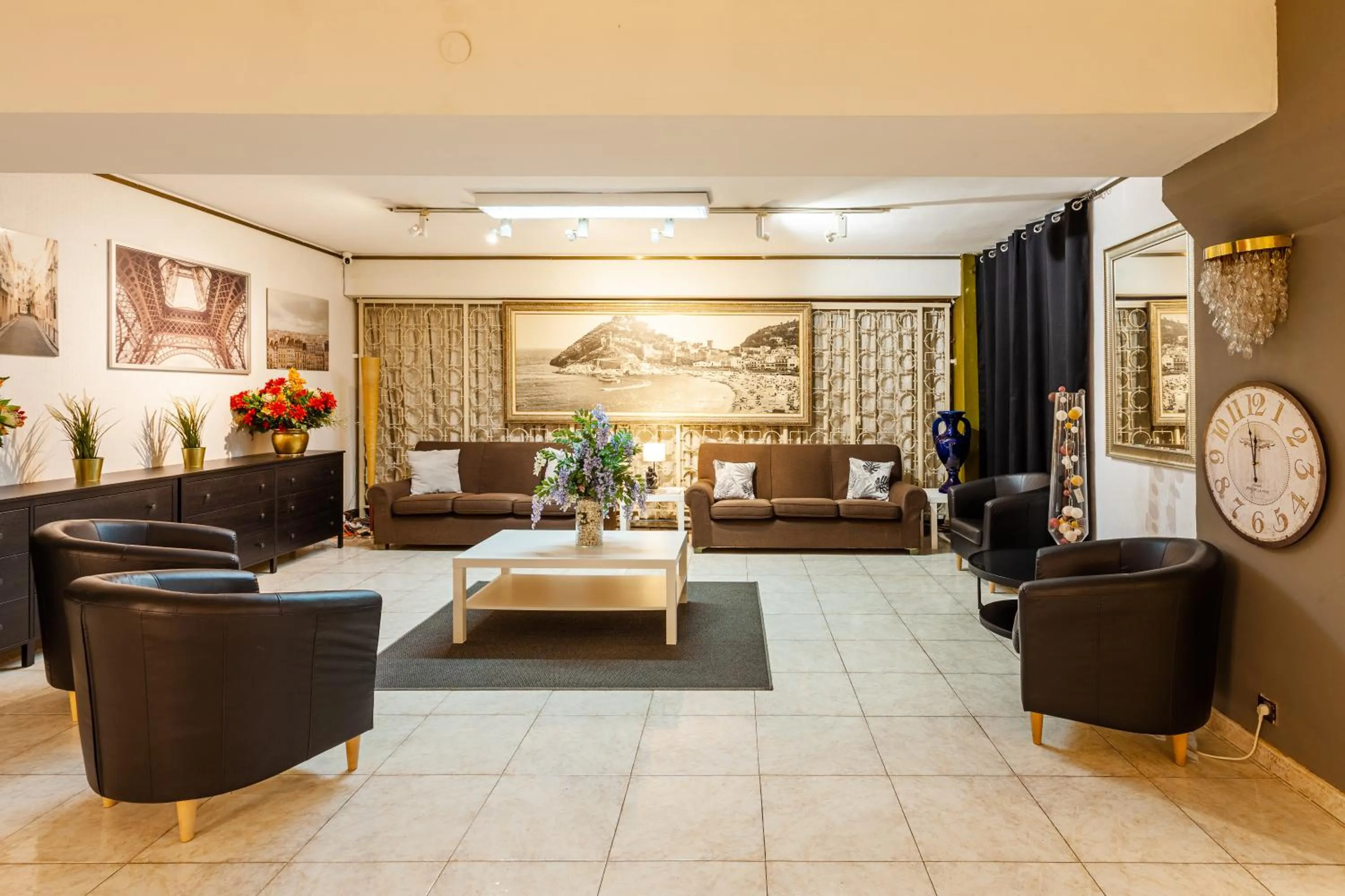 Seating area in Checkin Travé