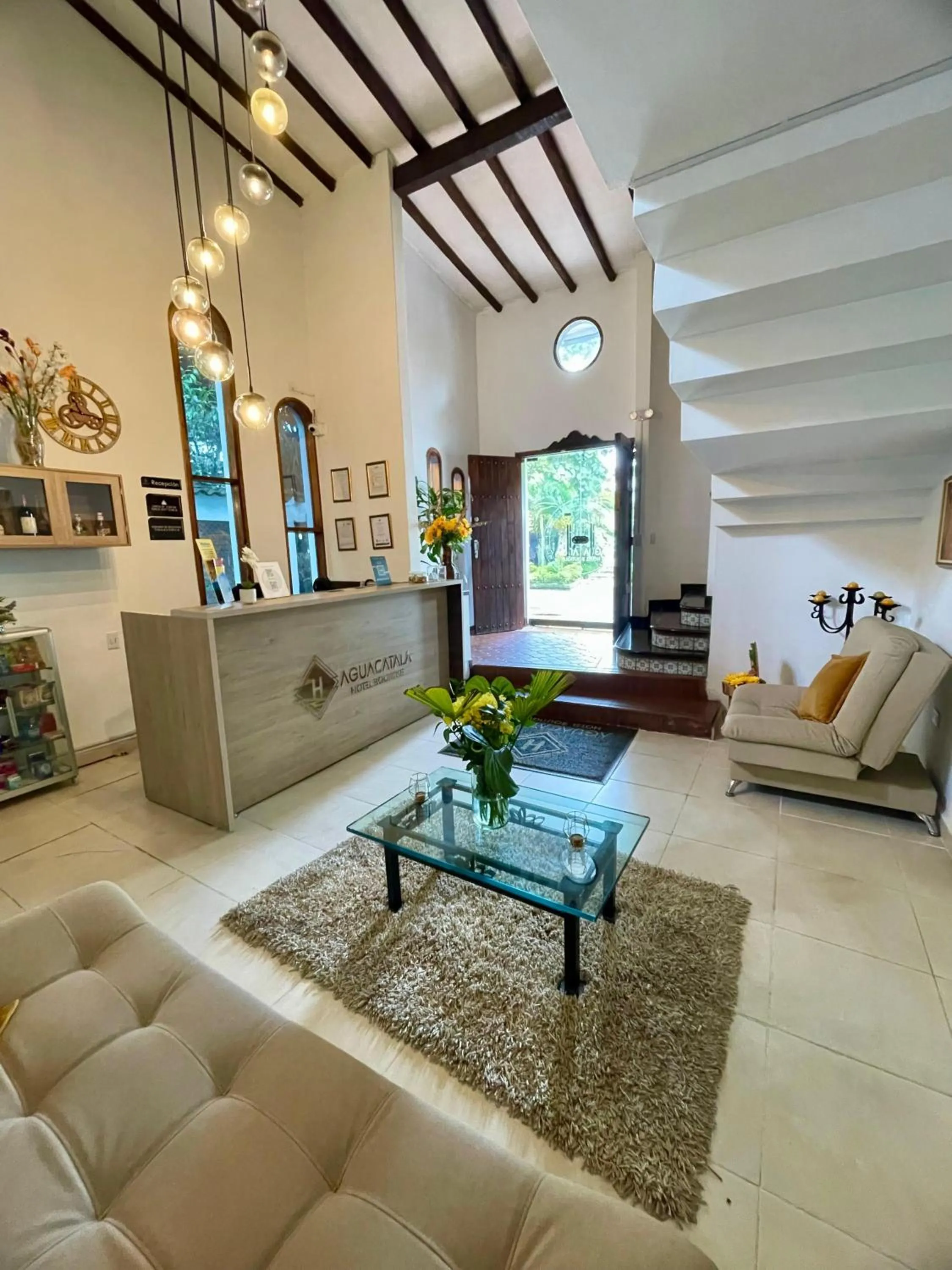 Living room in Aguacatala Hotel Boutique