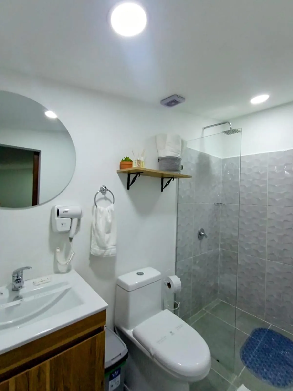 Shower in Aguacatala Hotel Boutique