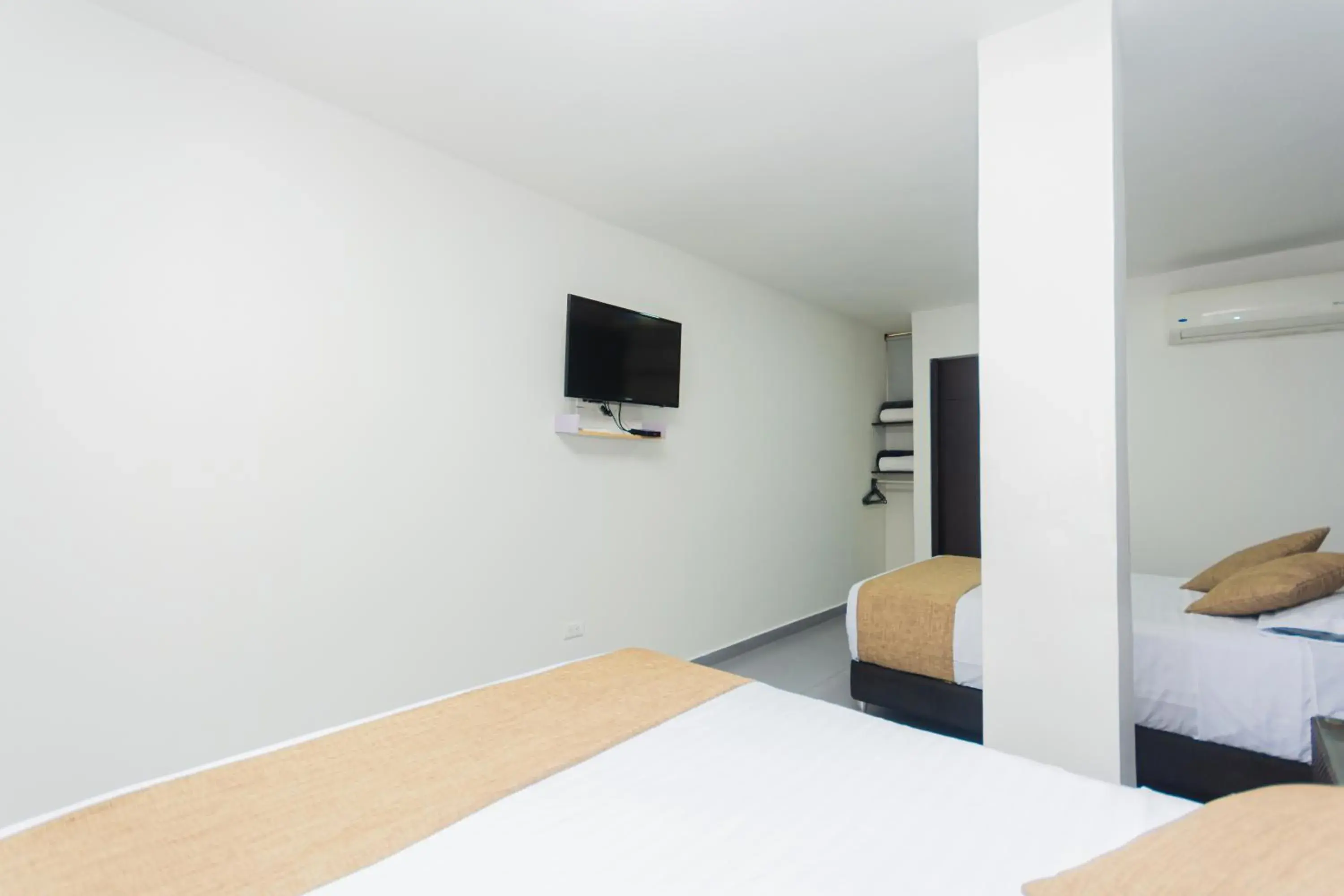 Standard Twin Room in Hotel Med Suites 94 Standard Twin Room in Hotel Med Suites 94