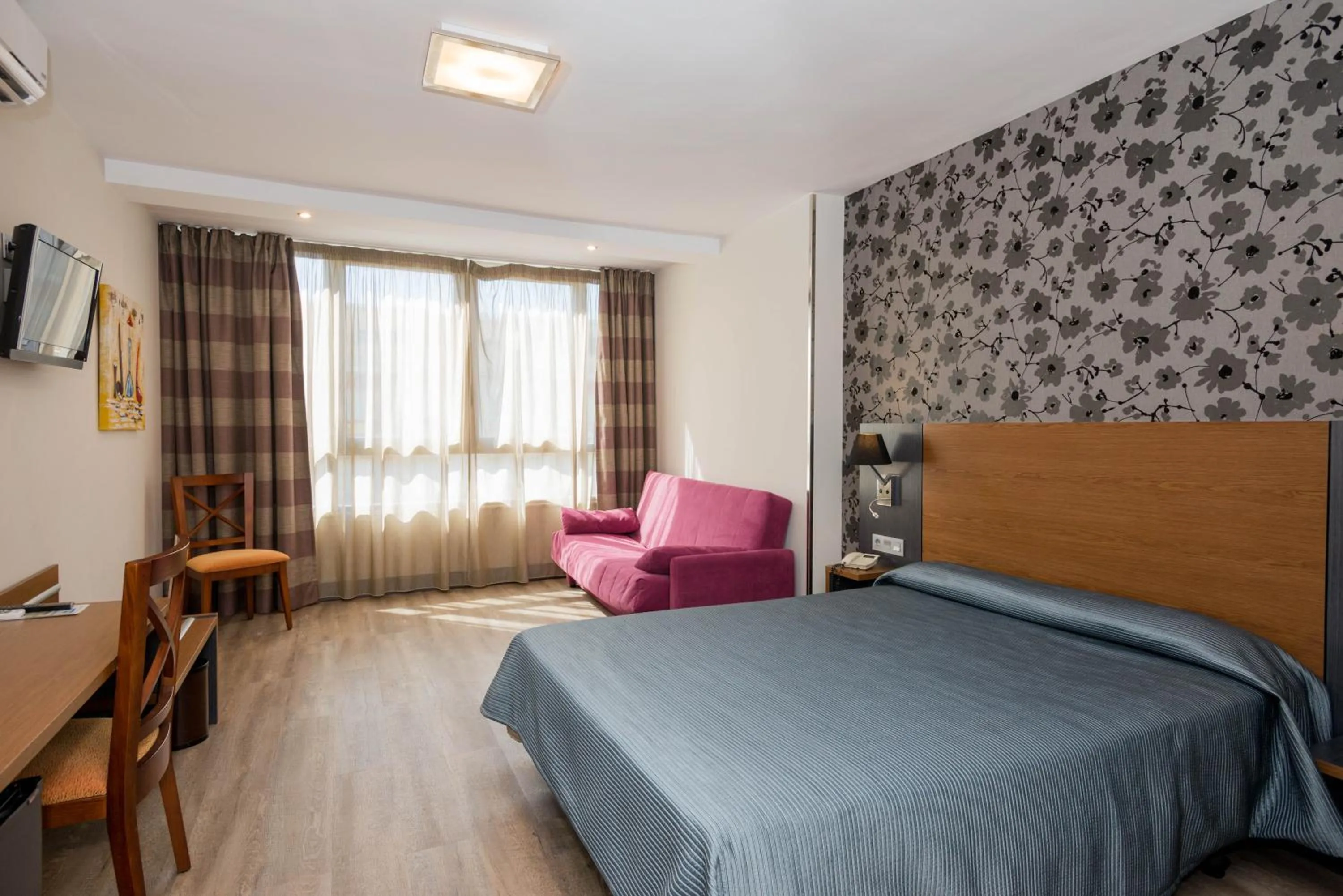 Photo of the whole room, Bed in Hotel Regio Cádiz