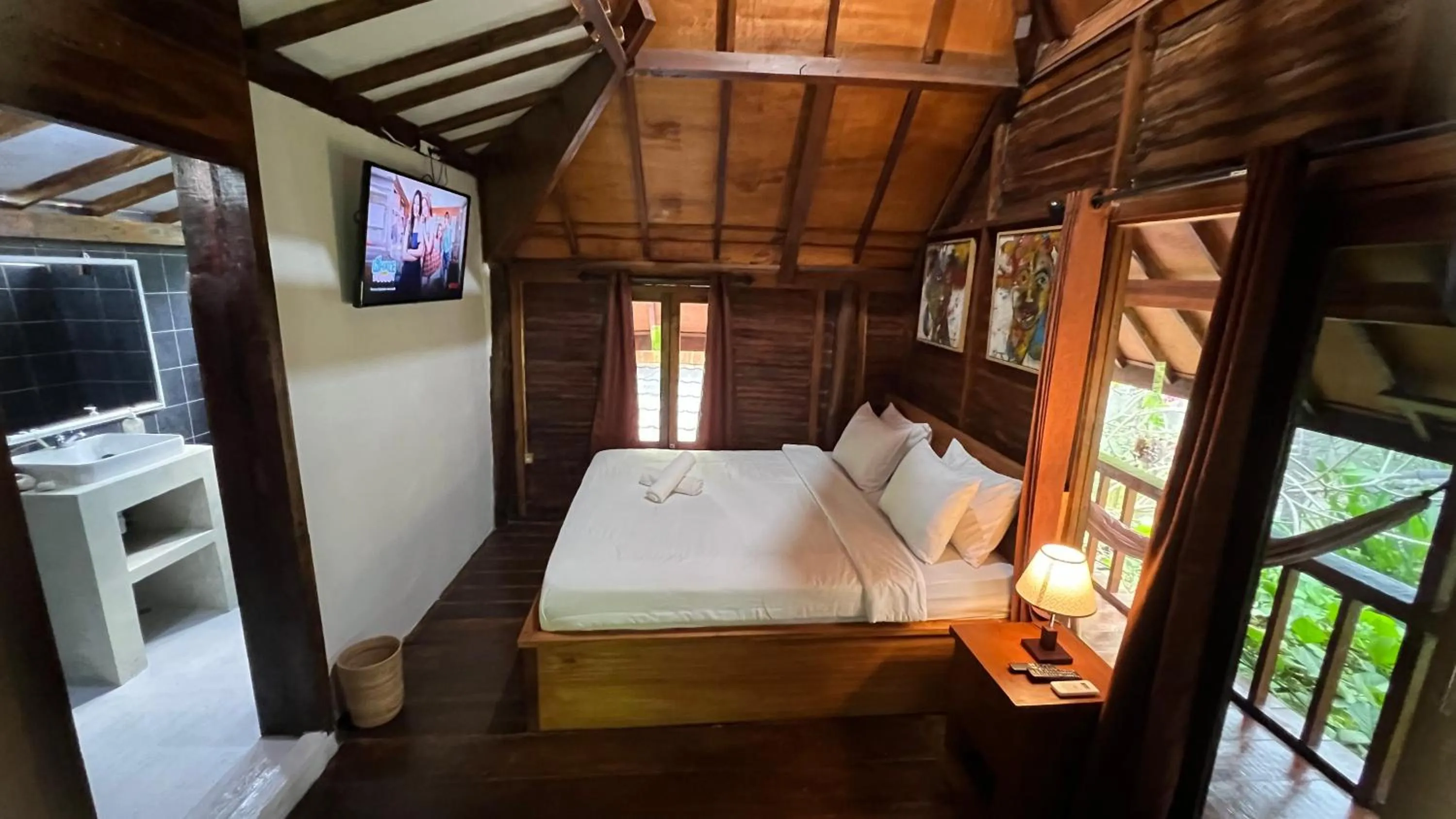 Communal lounge/ TV room, Bed in Tahlia's Villa