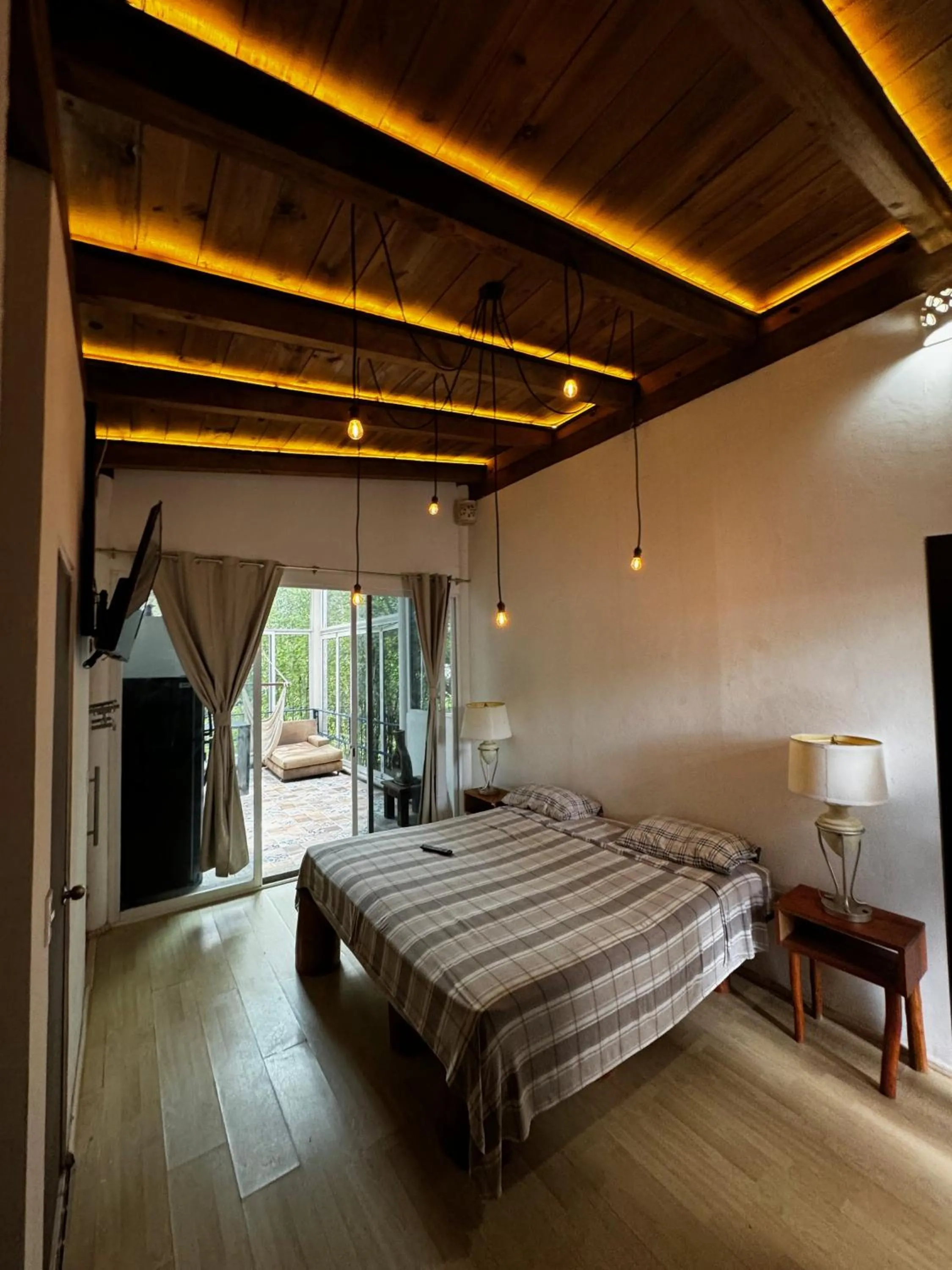 Bed in Magnolias Jardin & Boutique Suites