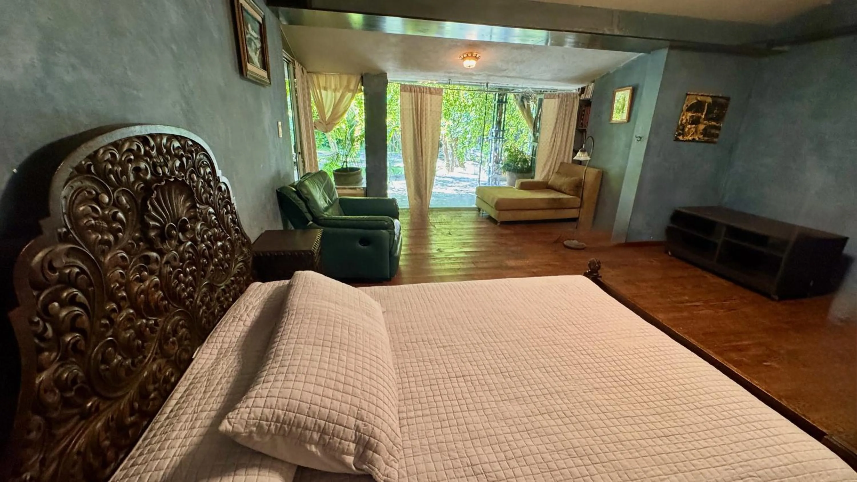 Bed in Magnolias Jardin & Boutique Suites