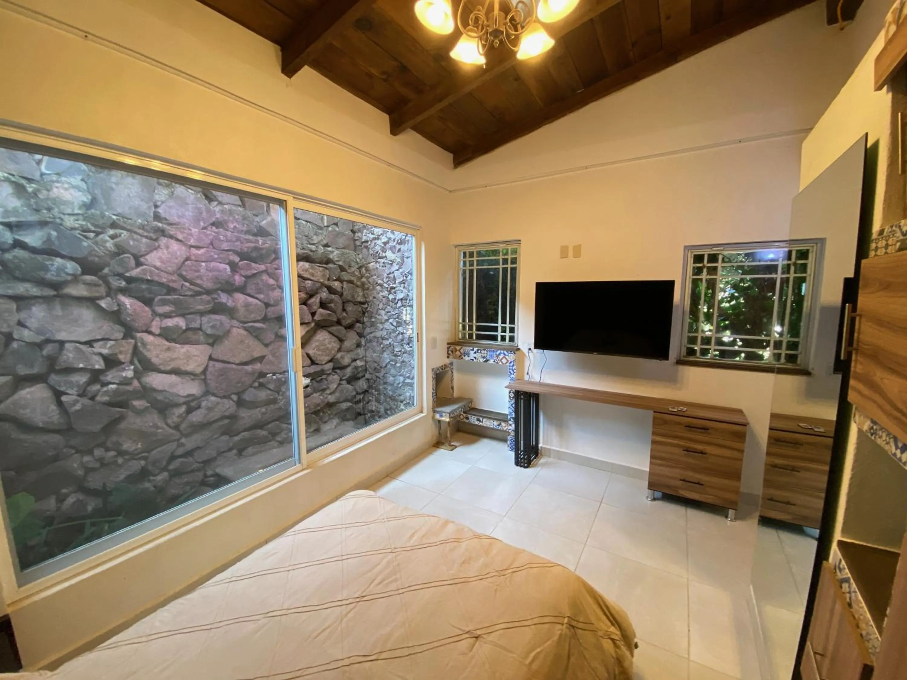 TV and multimedia, Bed in Magnolias Jardin & Boutique Suites