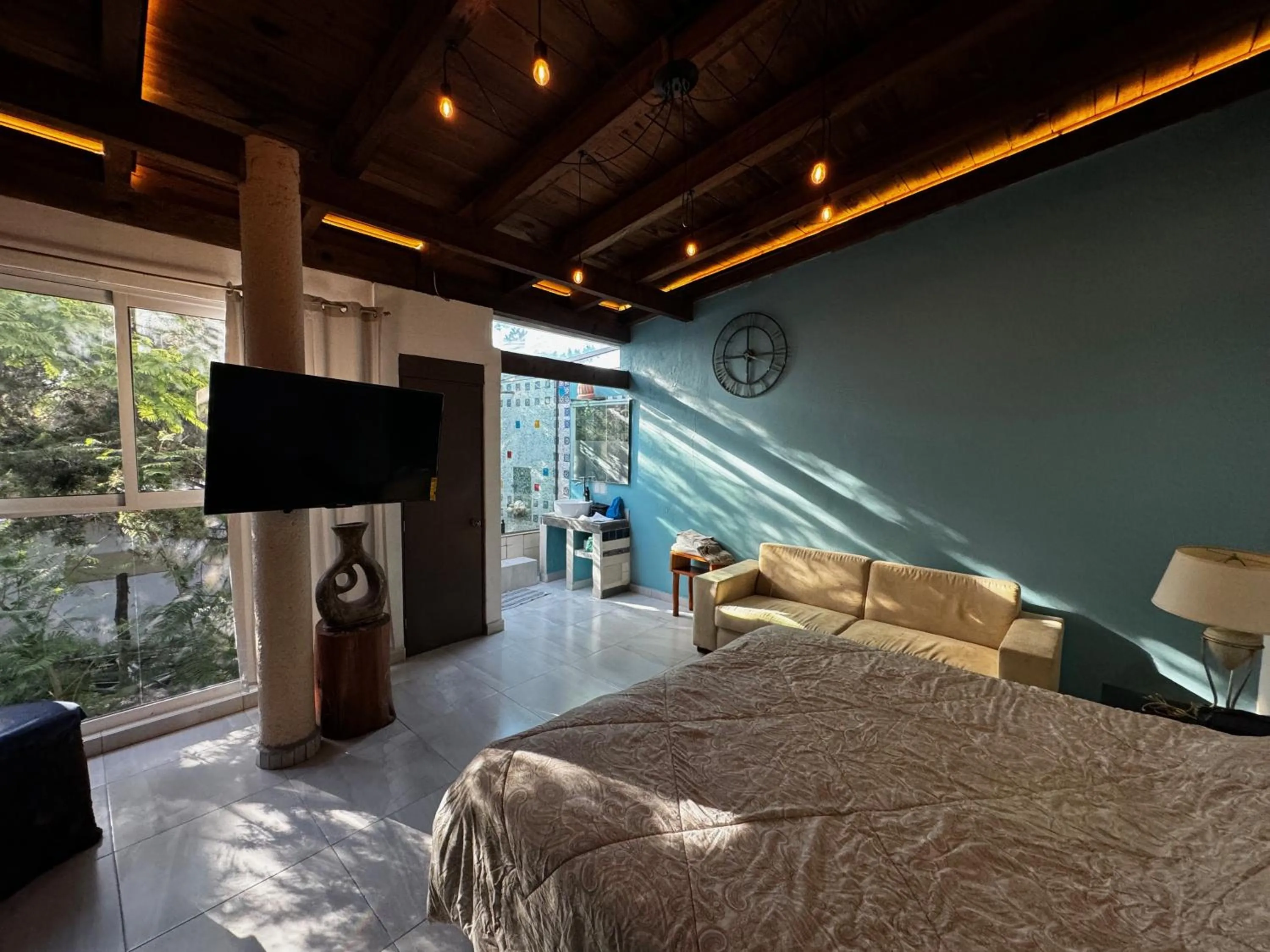 Bed in Magnolias Jardin & Boutique Suites